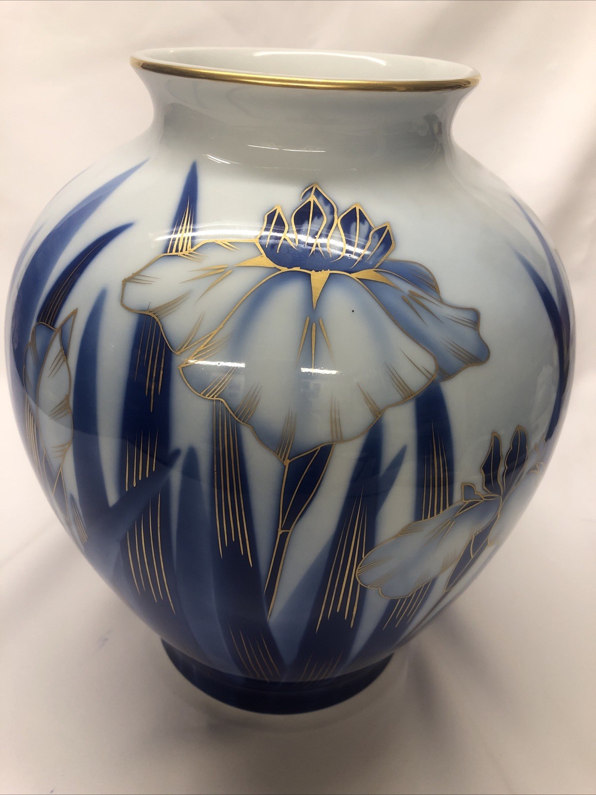 VTG Fukagawa Vase Iris  Design Floral Porcelain Japan Gold Rim & Details 11.5”