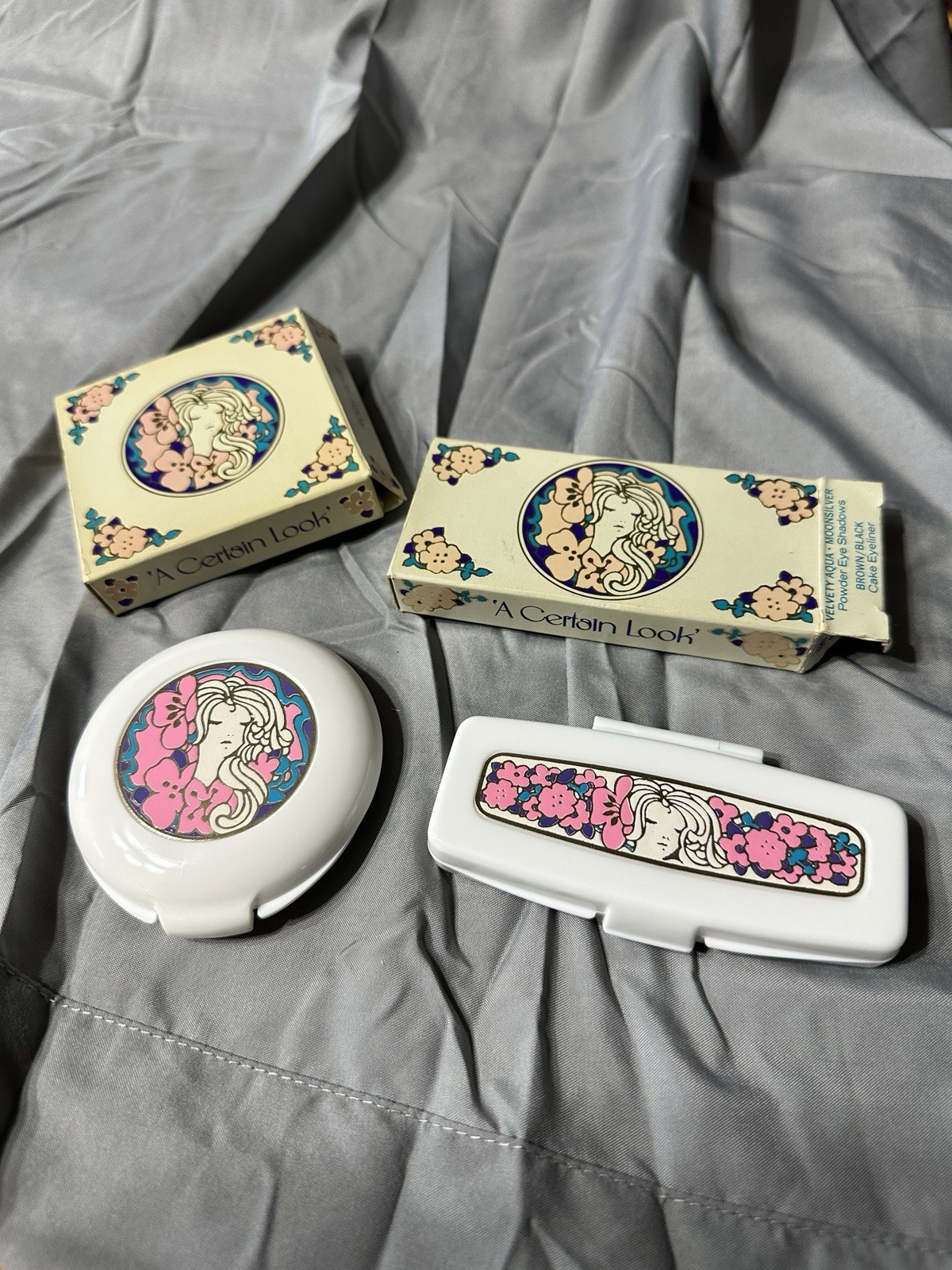 Vintage Viral 1970s Avon A Certain Look Compact & Cake Eyeliner Set Blue NOS