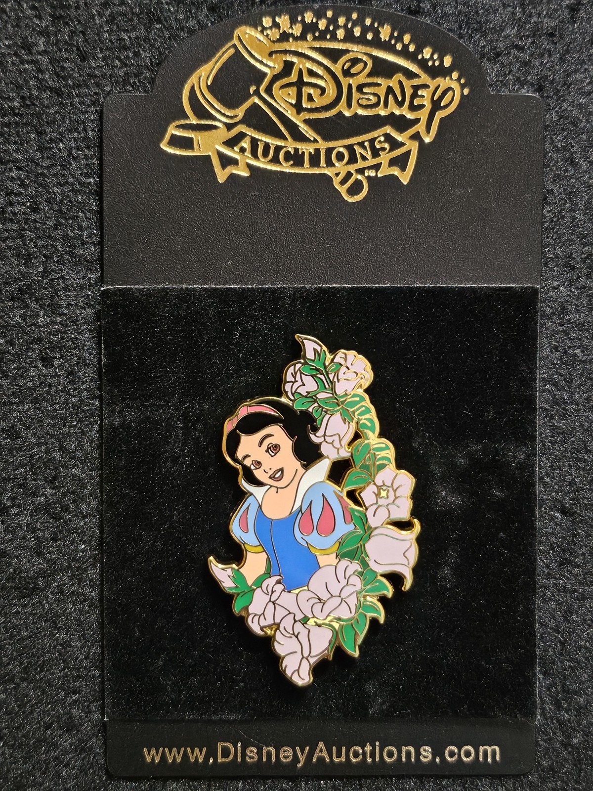Snow White Among Flowers 2004 LE 1000 Vintage Disney Auctions Pin