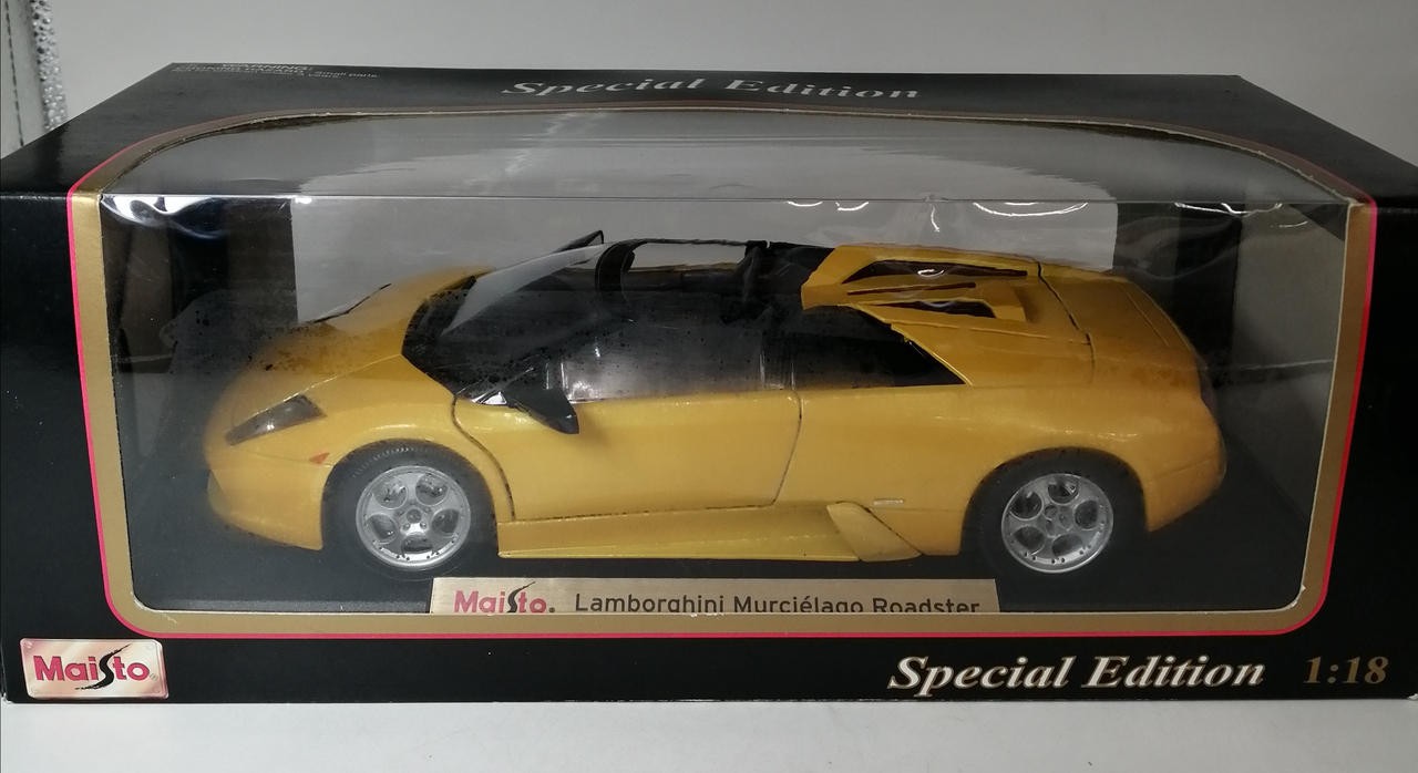 MAISTO 1/18 scale car