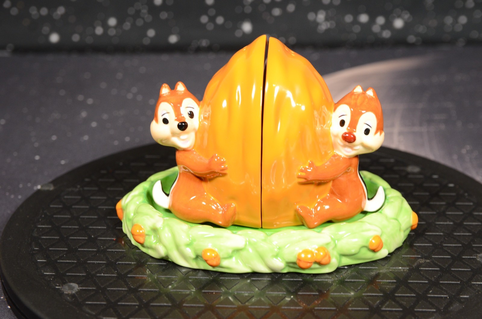 RARE Disney Auctions Chip & Dale Salt & Pepper Shakers  Mint BOX 350