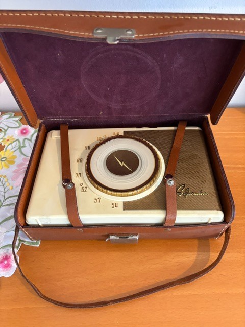 SYLVANIA MODEL 454 Vintage Tube Radio,,,THE BEST,,, WORKS GREAT