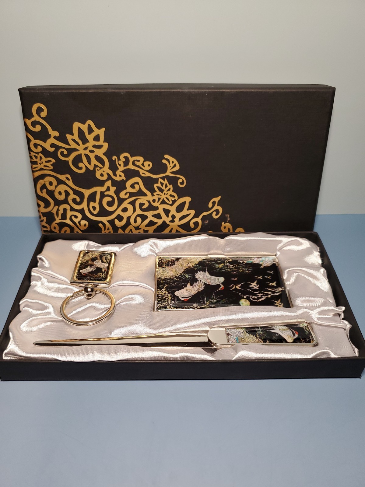 Korean Mother-of-Pearl Gift Set featuring a Crane and Turtle Design - BRAND NEW