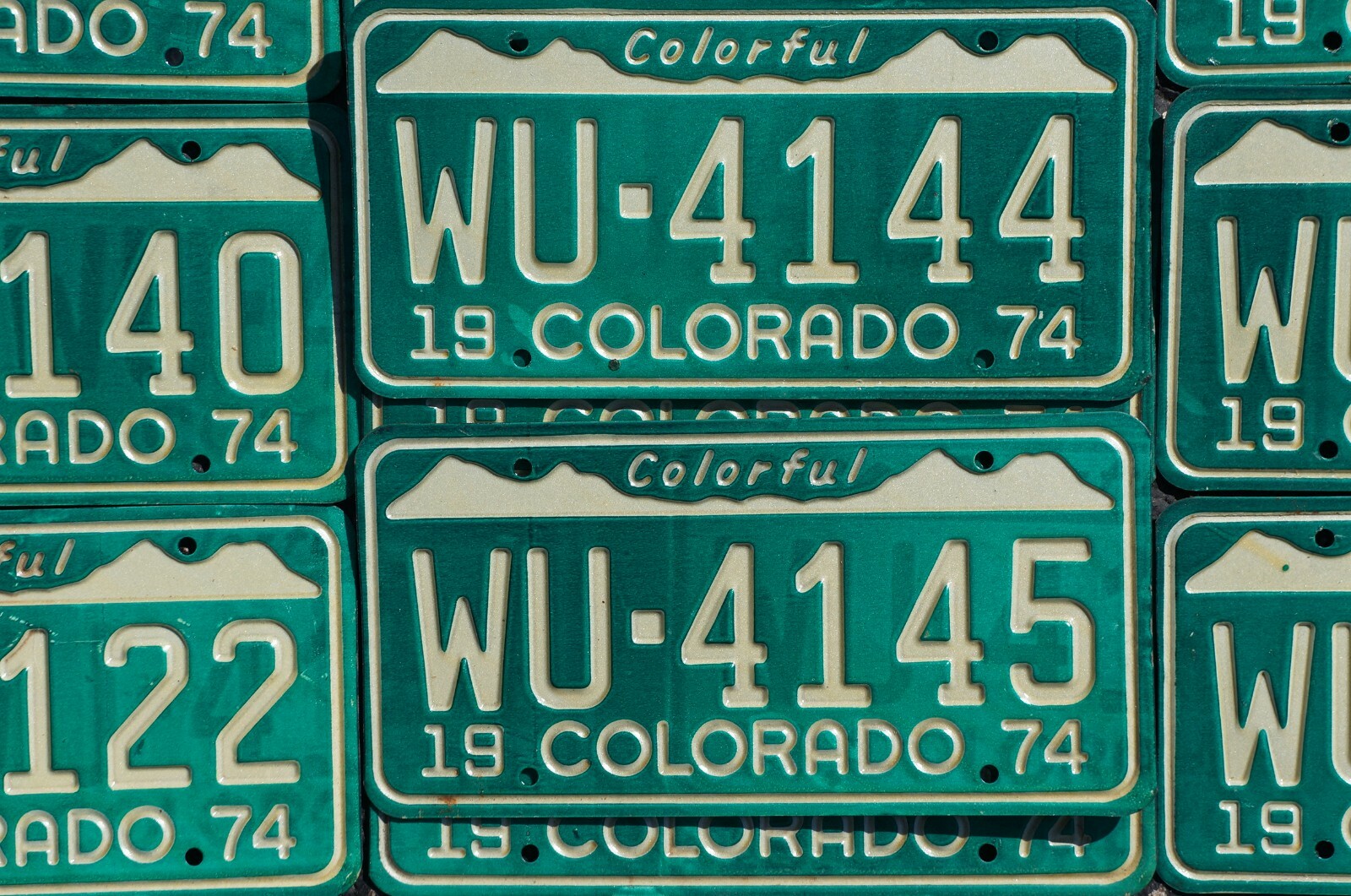 ONE or MORE - 1974 Colorful COLORADO WHITE MOUNTAINS GREEN License Plate GOOD 