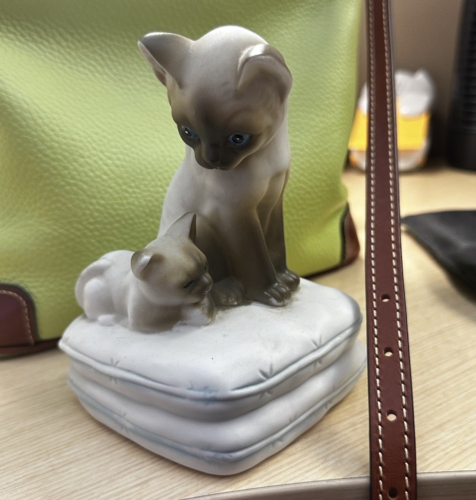 1979 Seymour Mann Siamese Cat Kitten Music Box \