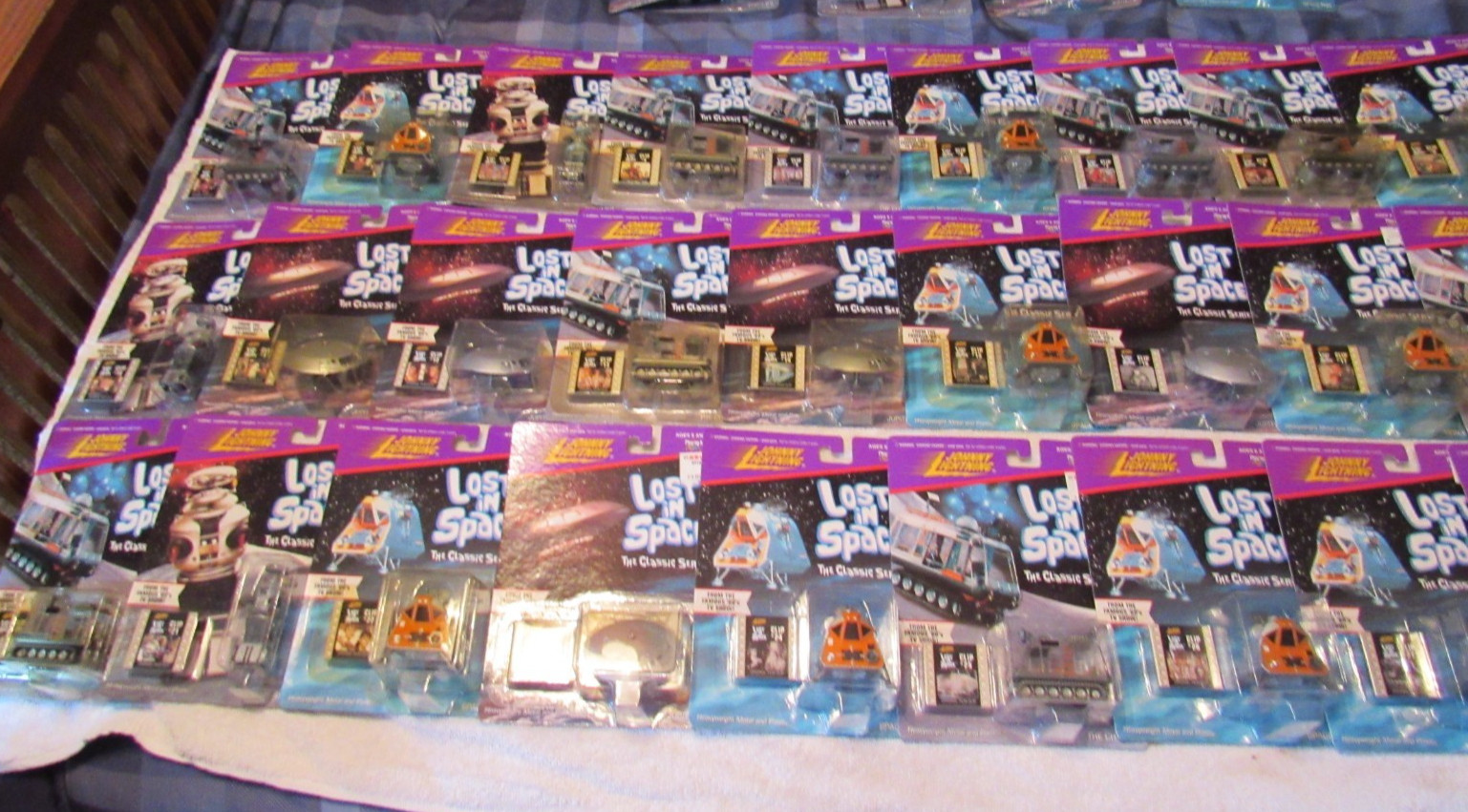 Johnny Lightning Lost in Space (All 50 Movie Cards Set) with one original box