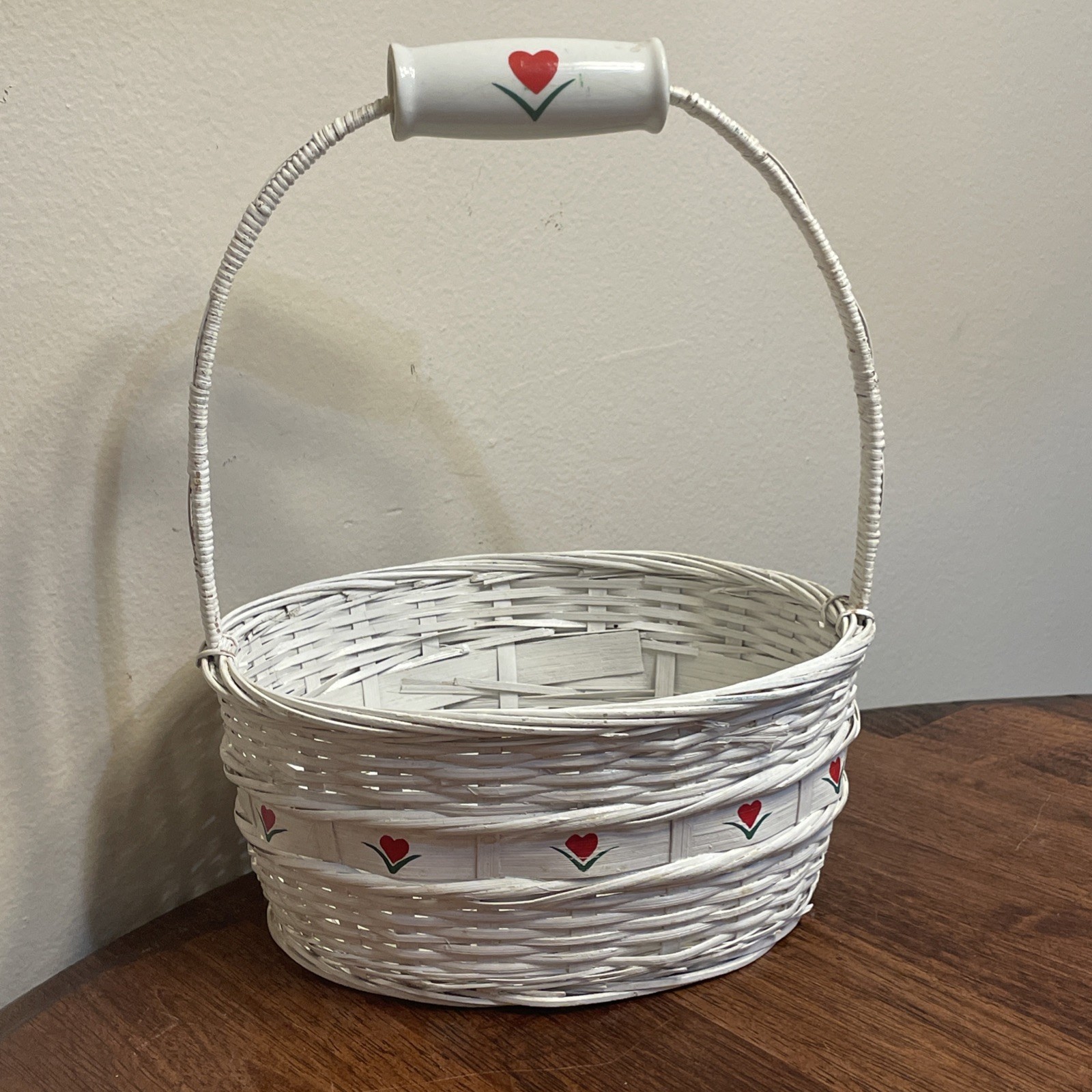 Vintage 1991 FTD White Woven Wicker Valentine\'s Gift Basket w/Red Heart Flowers