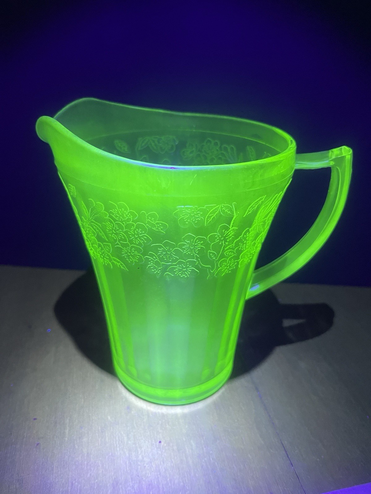 CHERRY BLOSSOM Green Jeanette Uranium Depression Glass 42 Oz Pitcher 1930s 7 In