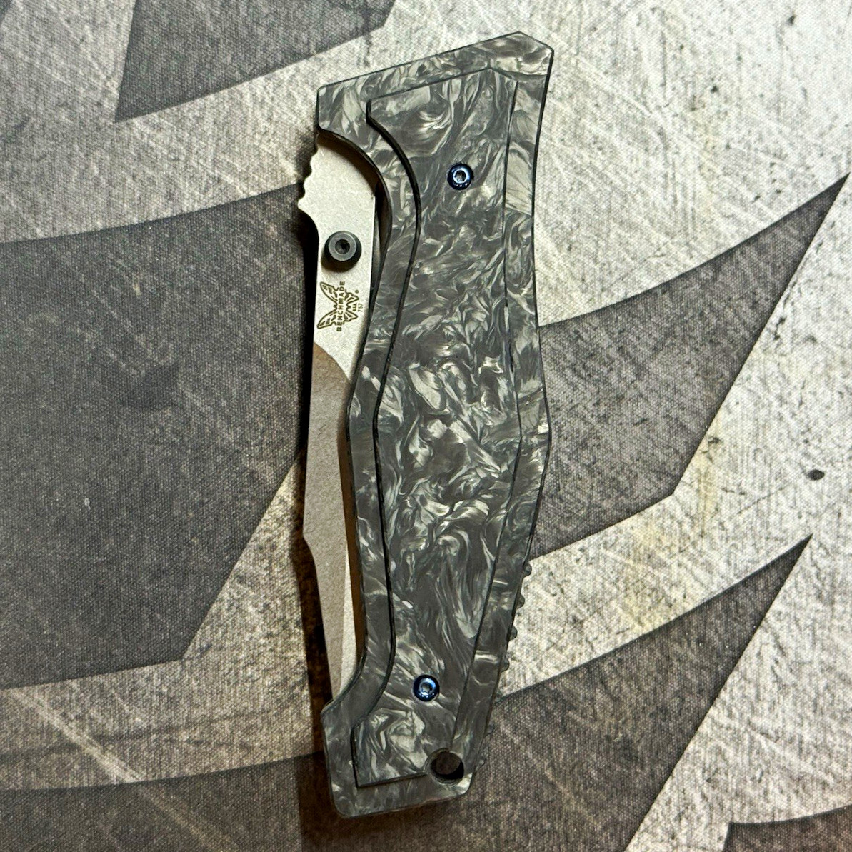 RARE Benchmade Vicar Marbled Carbon Fiber Handle, blue titanium screws. #370