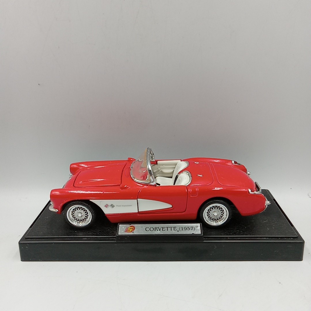 Road Tough 1/18 Minicar Chevrolet Corvette 1957 Red..........................103