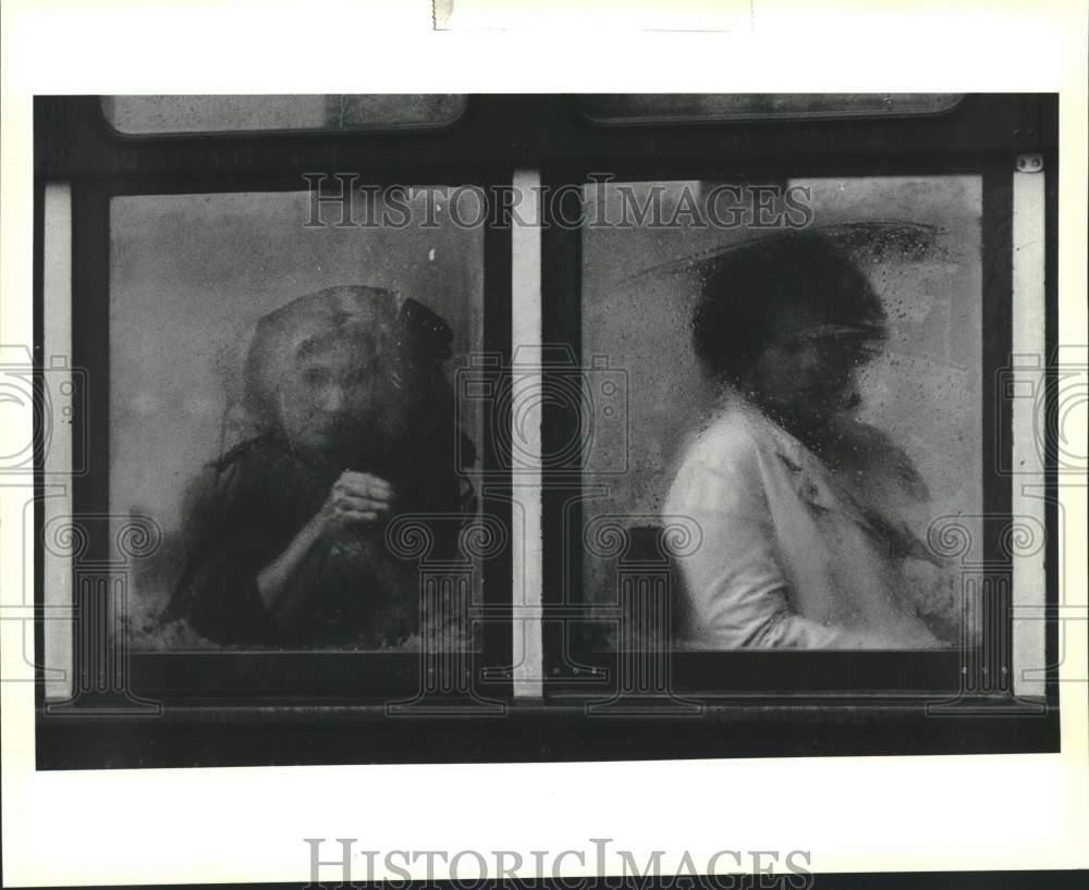 1990 Press Photo St. Charles Avenue streetcar passenger wipes fog from window