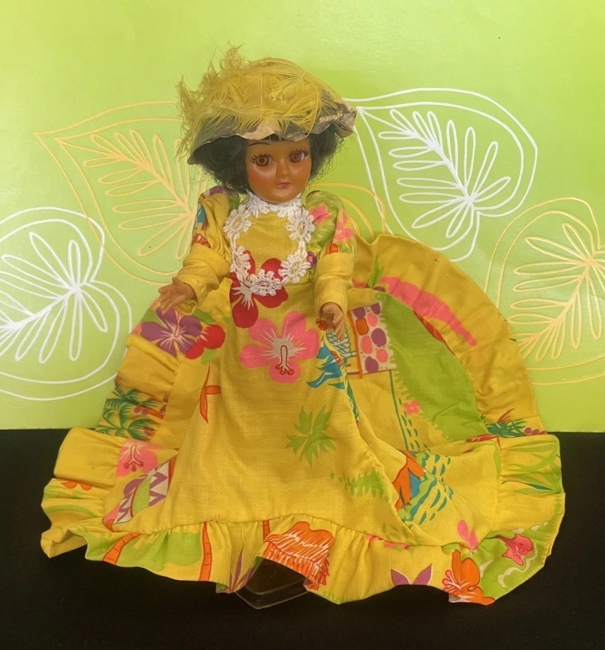 Vintage Hawaii Souvenir Doll Hawaiian HOLOKU dress W/Stand