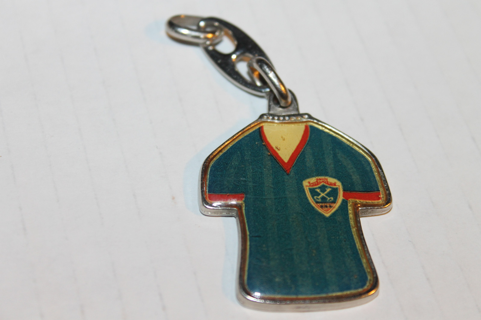 Vintage T shirt keychain key chain decorated w/ two keys logo: 1-3/4