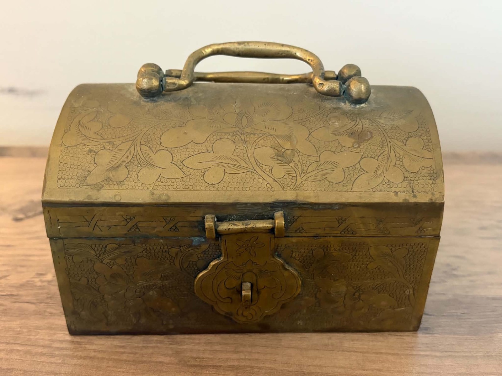 VINTAGE ANTIQUE BRASS TRINKET CHEST BOX VINTAGE ENGRAVINGS 5 1/2
