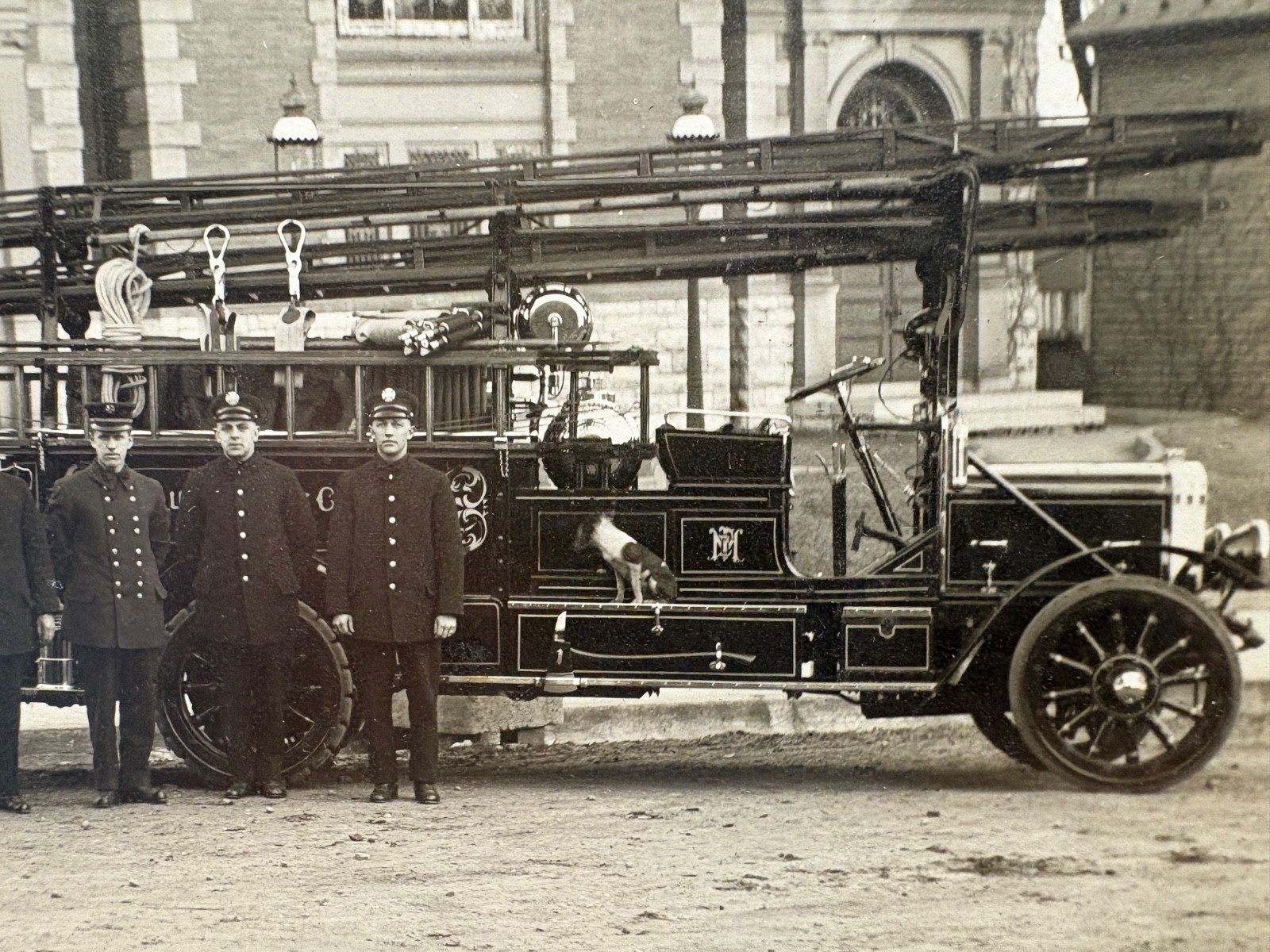 ANTIQUE 1917 PICTURE OF A FIRE DEPARTMENT PERSONNEL AND EQUIPMENT - RARE PHOTO