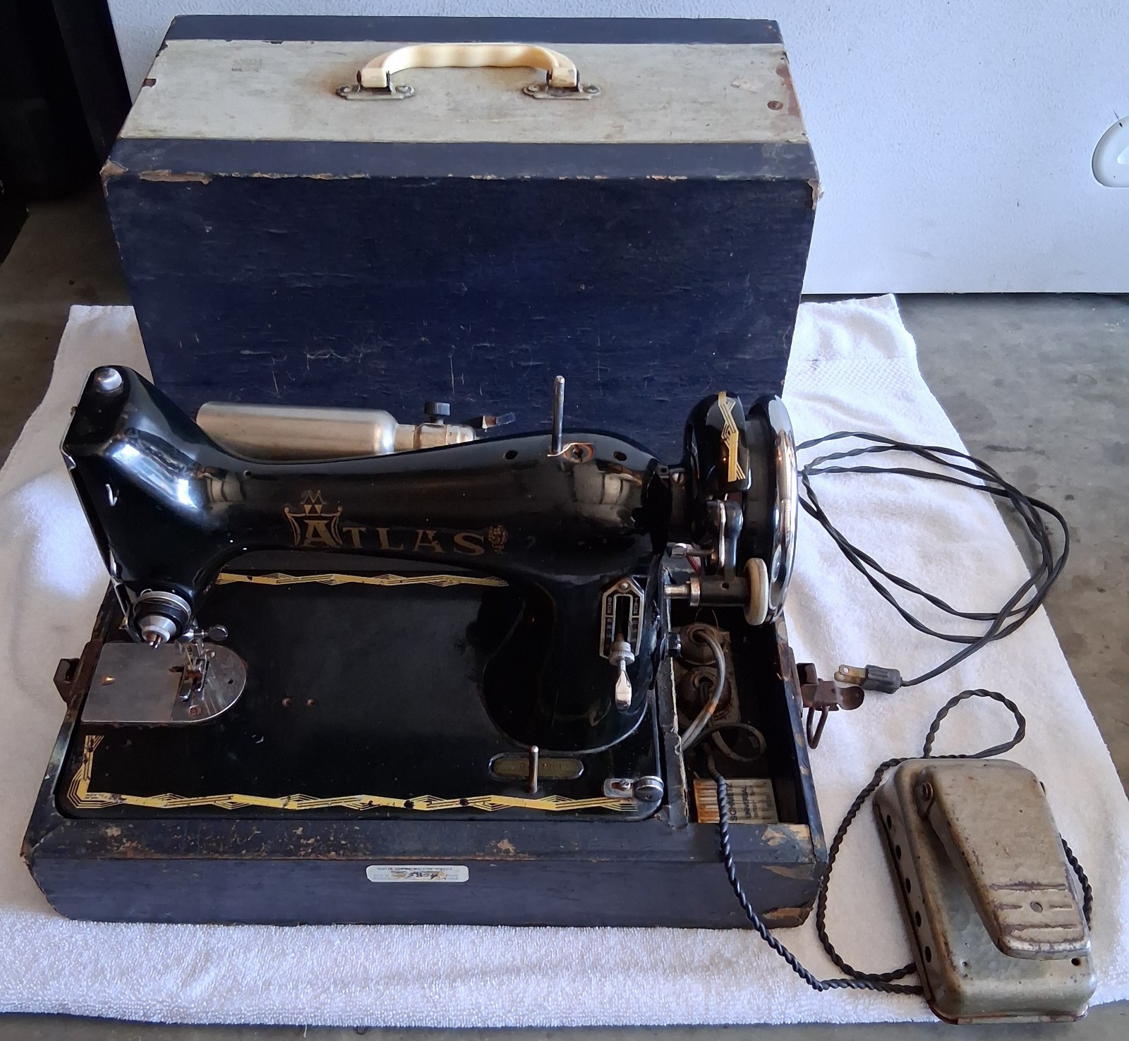 Very Rare 1958 Atlas Black And Gold Sewing Machine