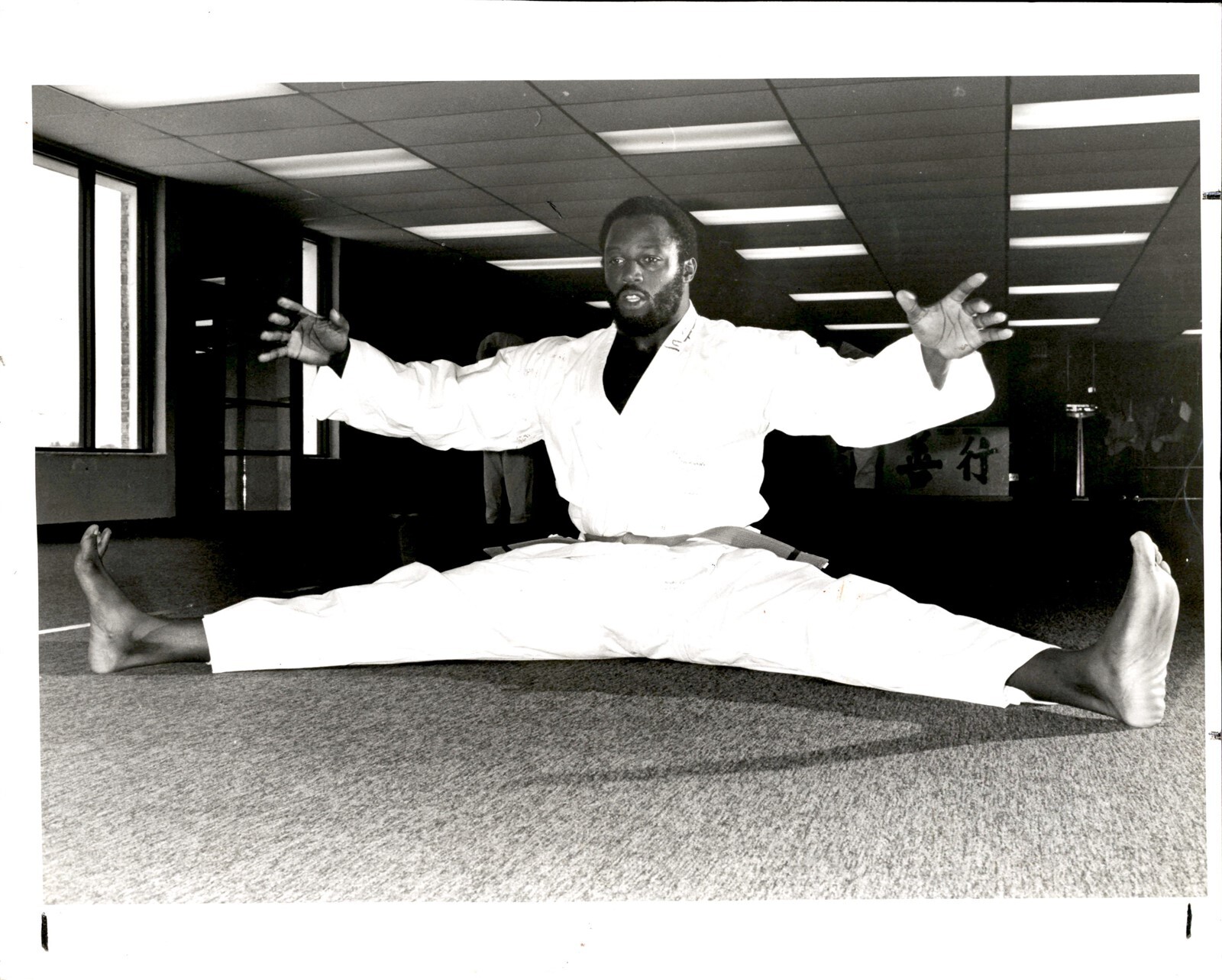 LD312 1982 Orig L. Gaines Photo TAMPA BAY BUCCANEERS RICHARD WOOD TAE KWON DO