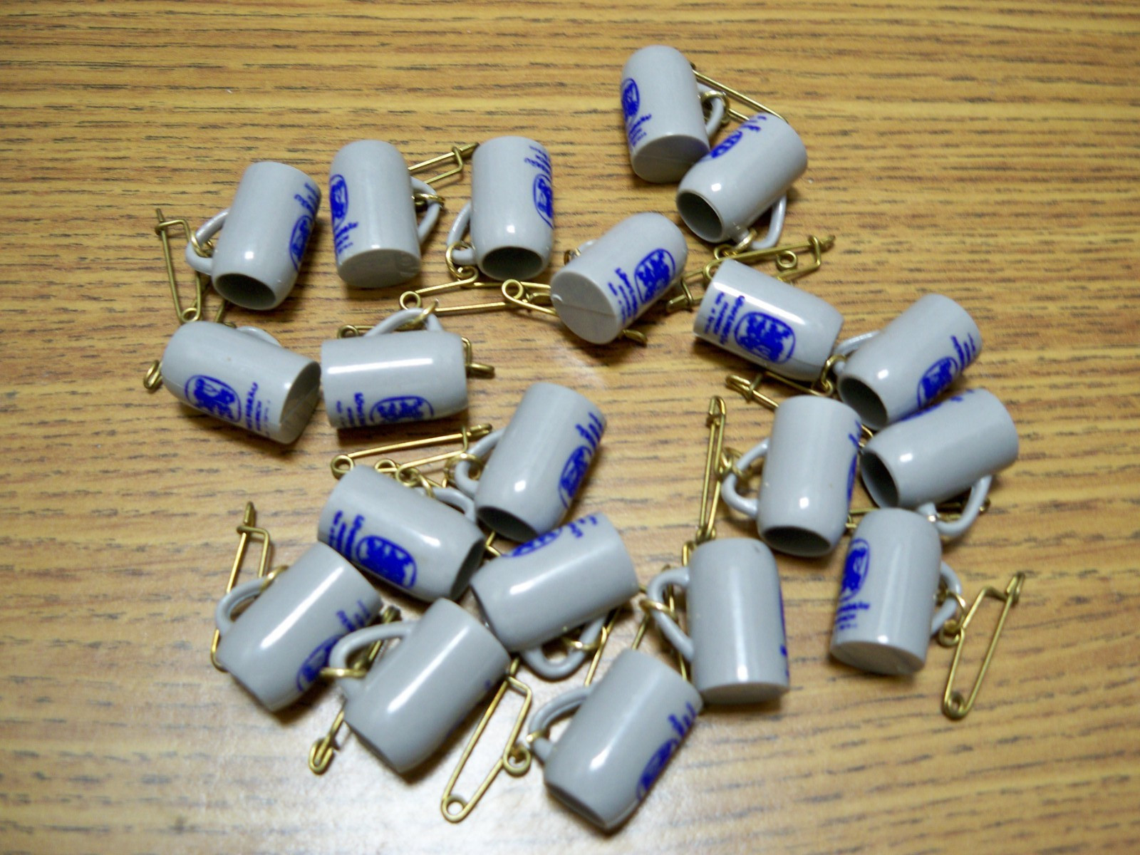 LOWENBRAU BEER ADVERTISING STEIN PINS - BEER MUG PROMOTIONAL PINS - 20 TOTAL 
