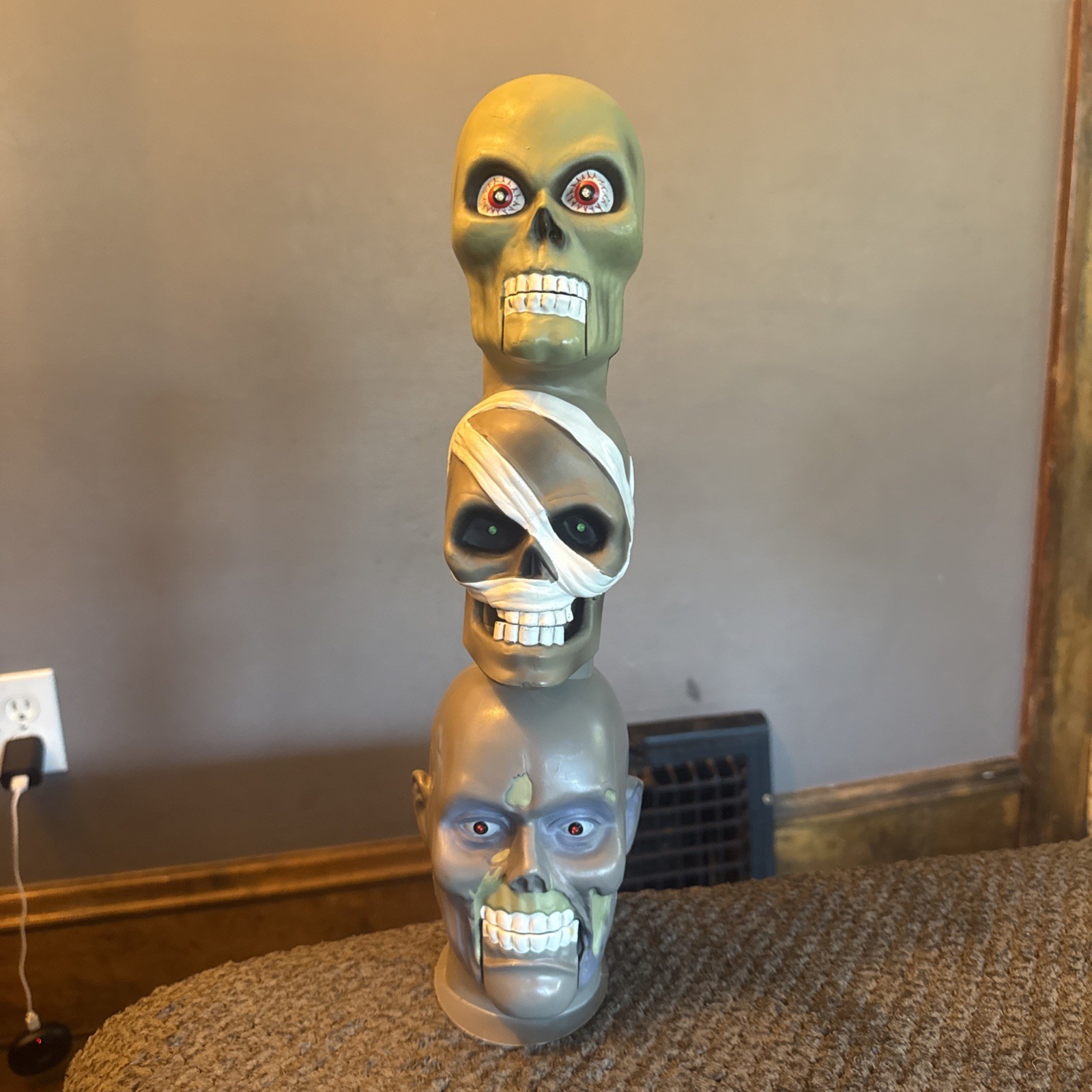 2009 Gemmy Zombie totem Skull Trio Singers Halloween Glowing Eyes Light Up Works