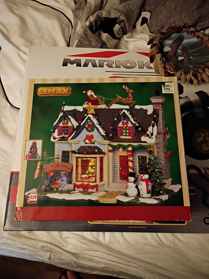 LeMax Decorated Christmas Best Decorated House Joy To The World. Excellent shape