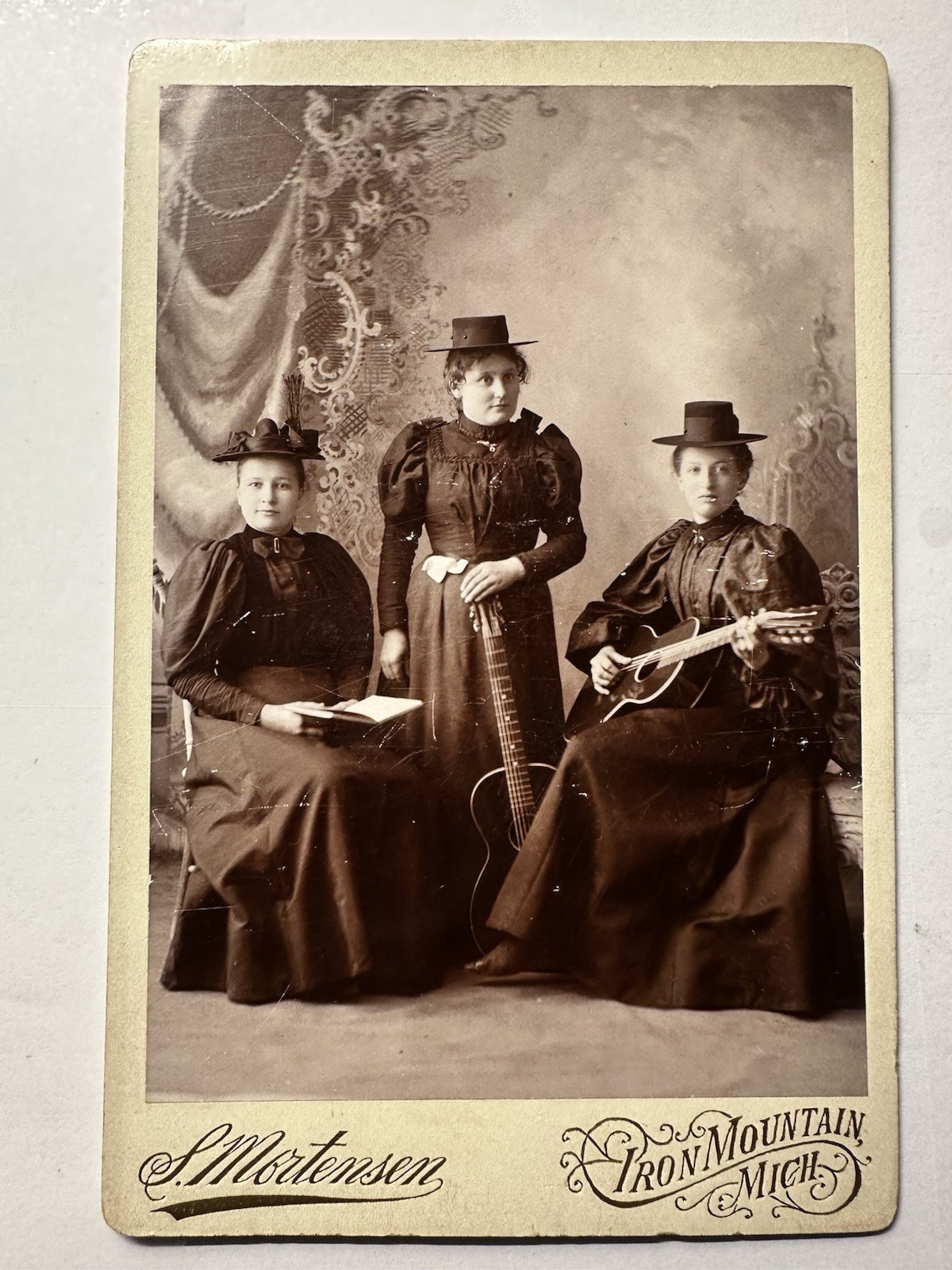 IRON MOUNTAIN MICHIGAN WOMEN Guitar Musician Funny Hats 1890S CABINET CARD Photo