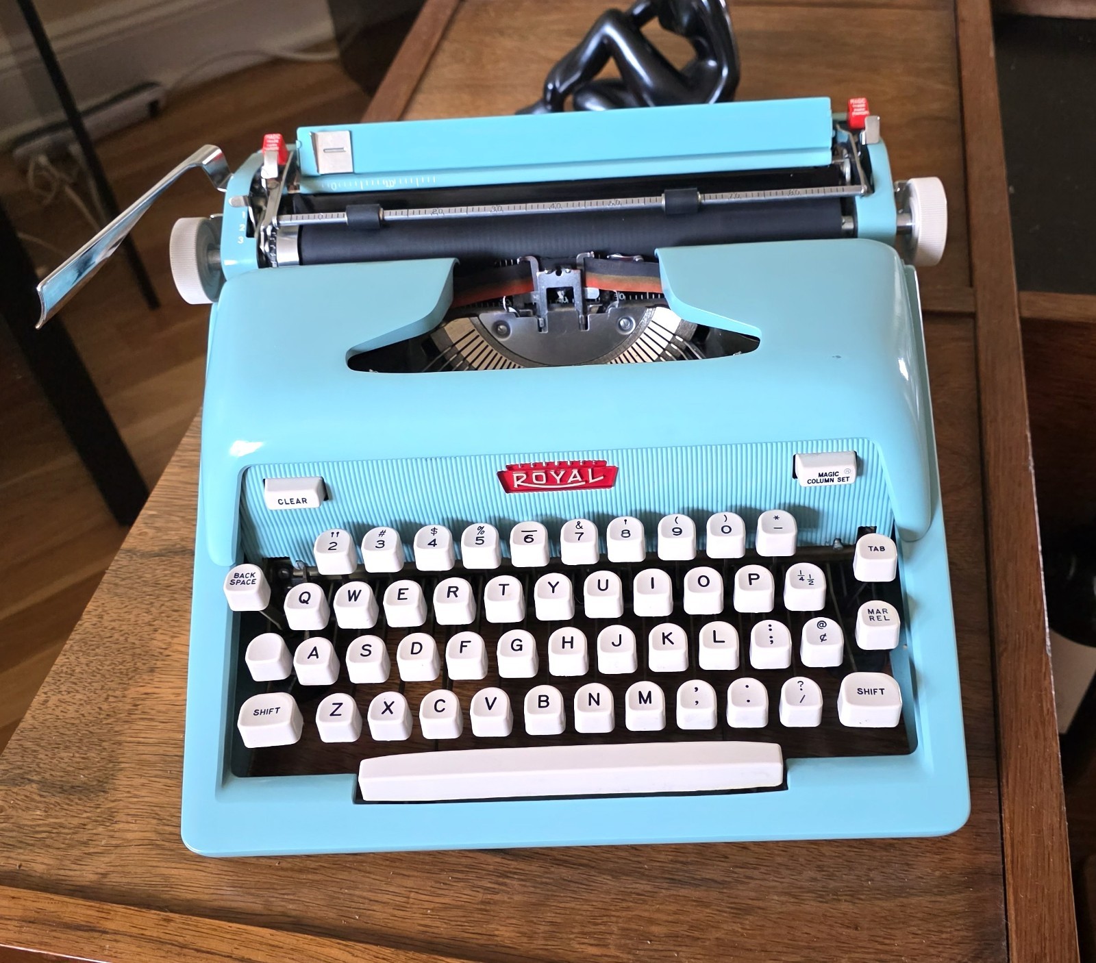 TYPEWRITER ROYAL FUTURA 600-BEATIFUL BLUE-CLEAN-WORKING 100%-60s EXCELLENT CON