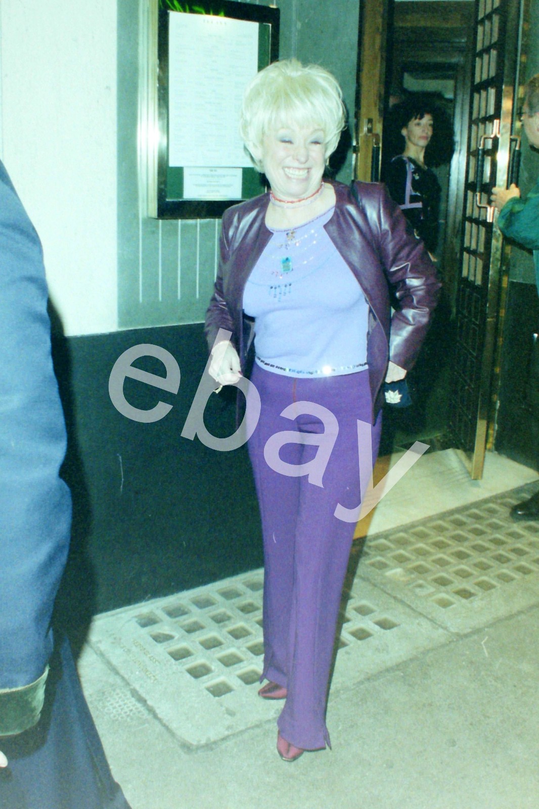 BARBARA WINDSOR RARE OLD PRESS 10\