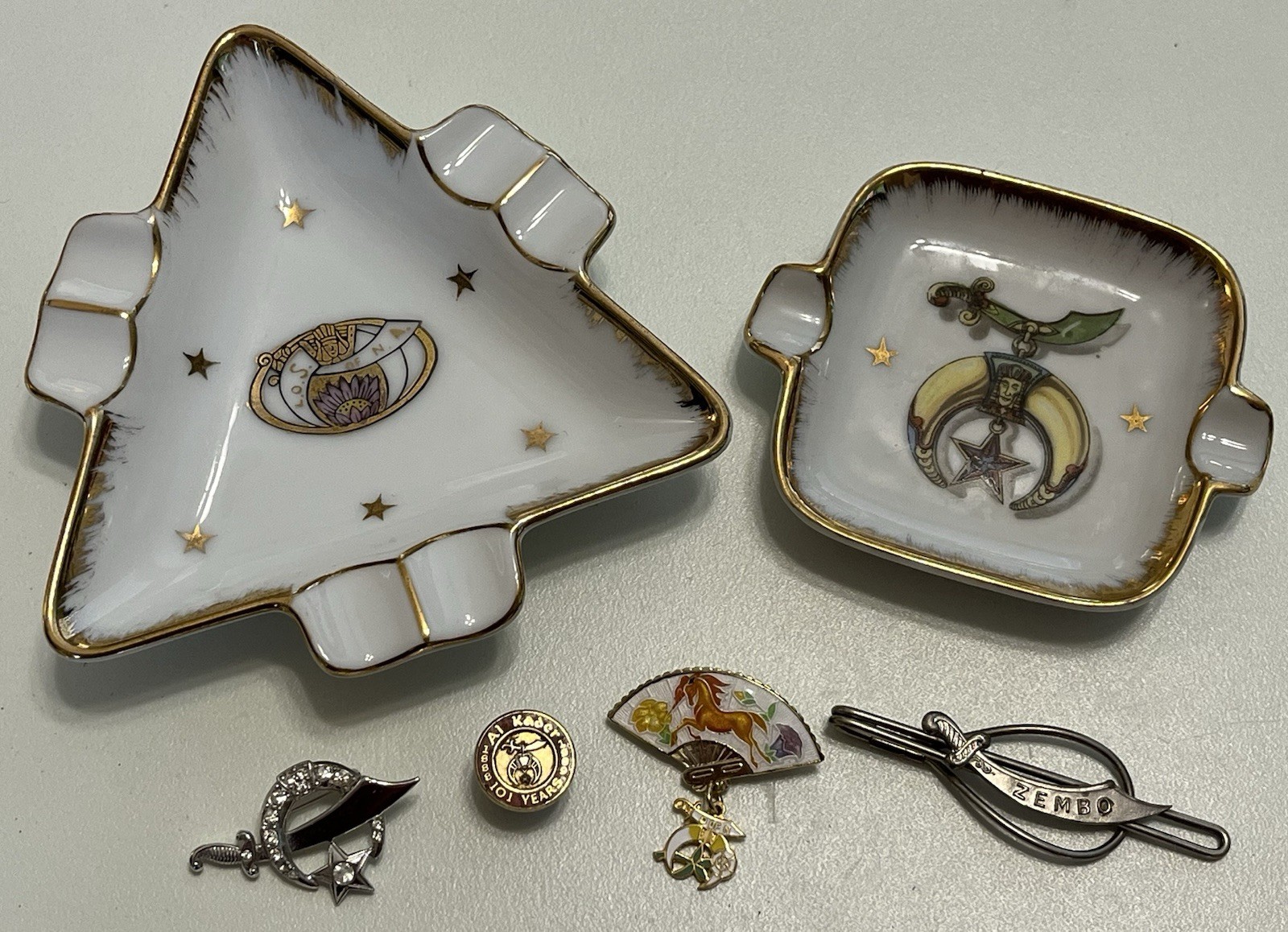 Vintage Fraternal Shriners Masonic Lot w/ Pins & 2 Porcelain Ashtrays DOFN LOSNA