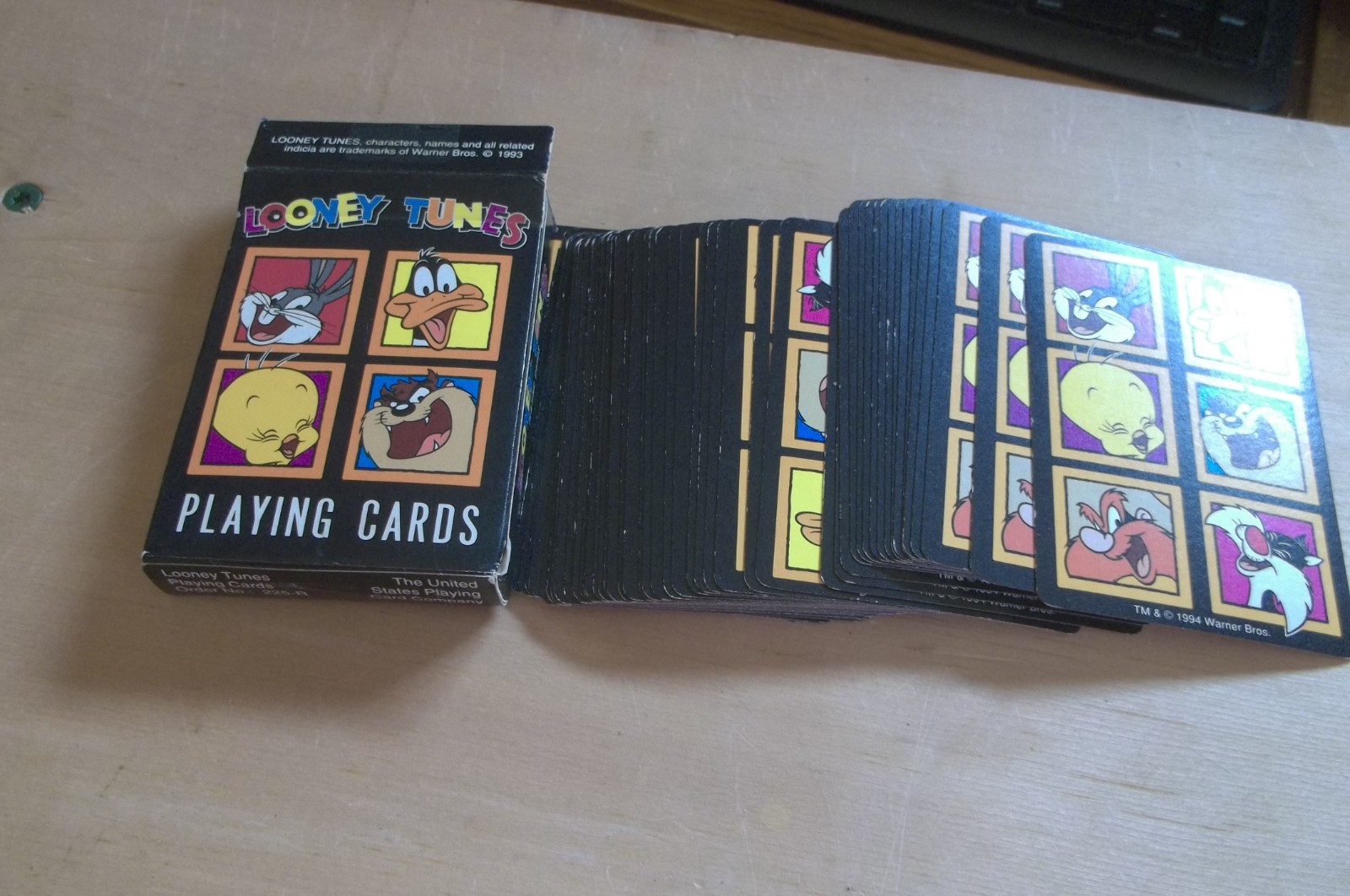 VINTAGE 1993 LOONEY TUNES PLAYING CARDS-good shape