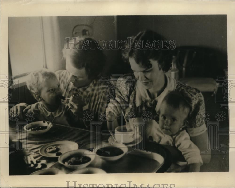1940 Press Photo Evacuees Fed Aboard Trans-Pacific Plane Headed for America