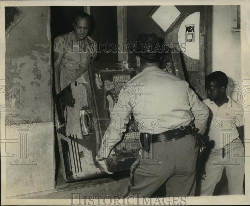 1968 Press Photo Trooper Ronald Frisaris and Lieutenant John J. Buccola