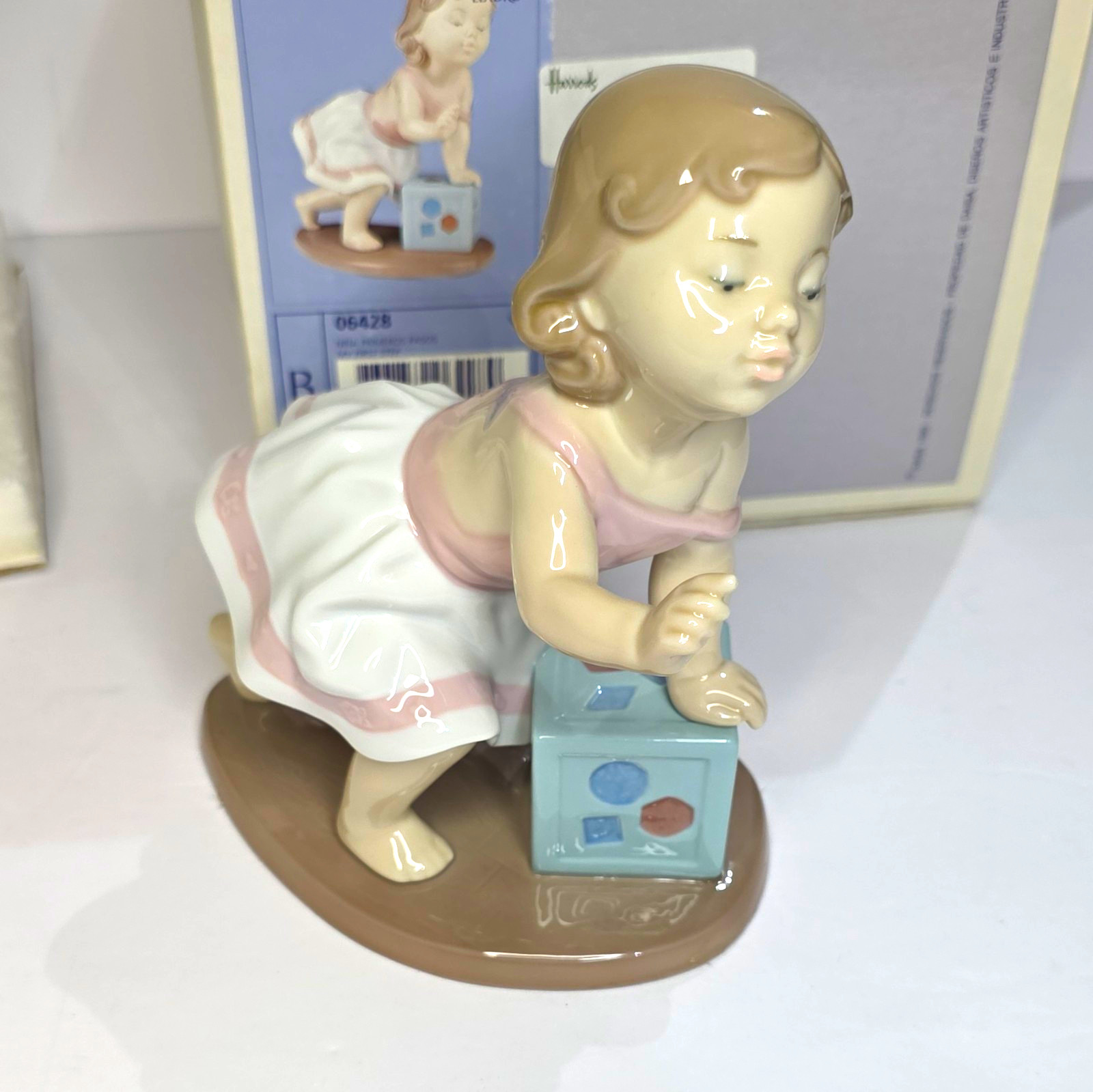 Lladró My First Steps Nina Porcelain Figurine 06428 w/ Box, Glossy
