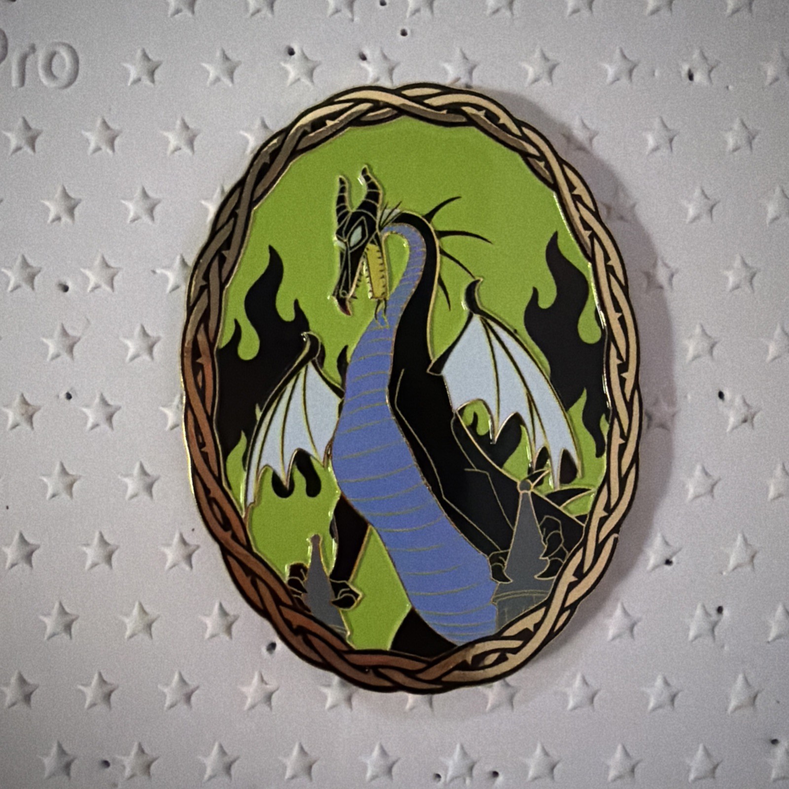 Disney PALM Maleficent Dragon- Chaser Villains Henchmen & Hideaways Jumbo Pin