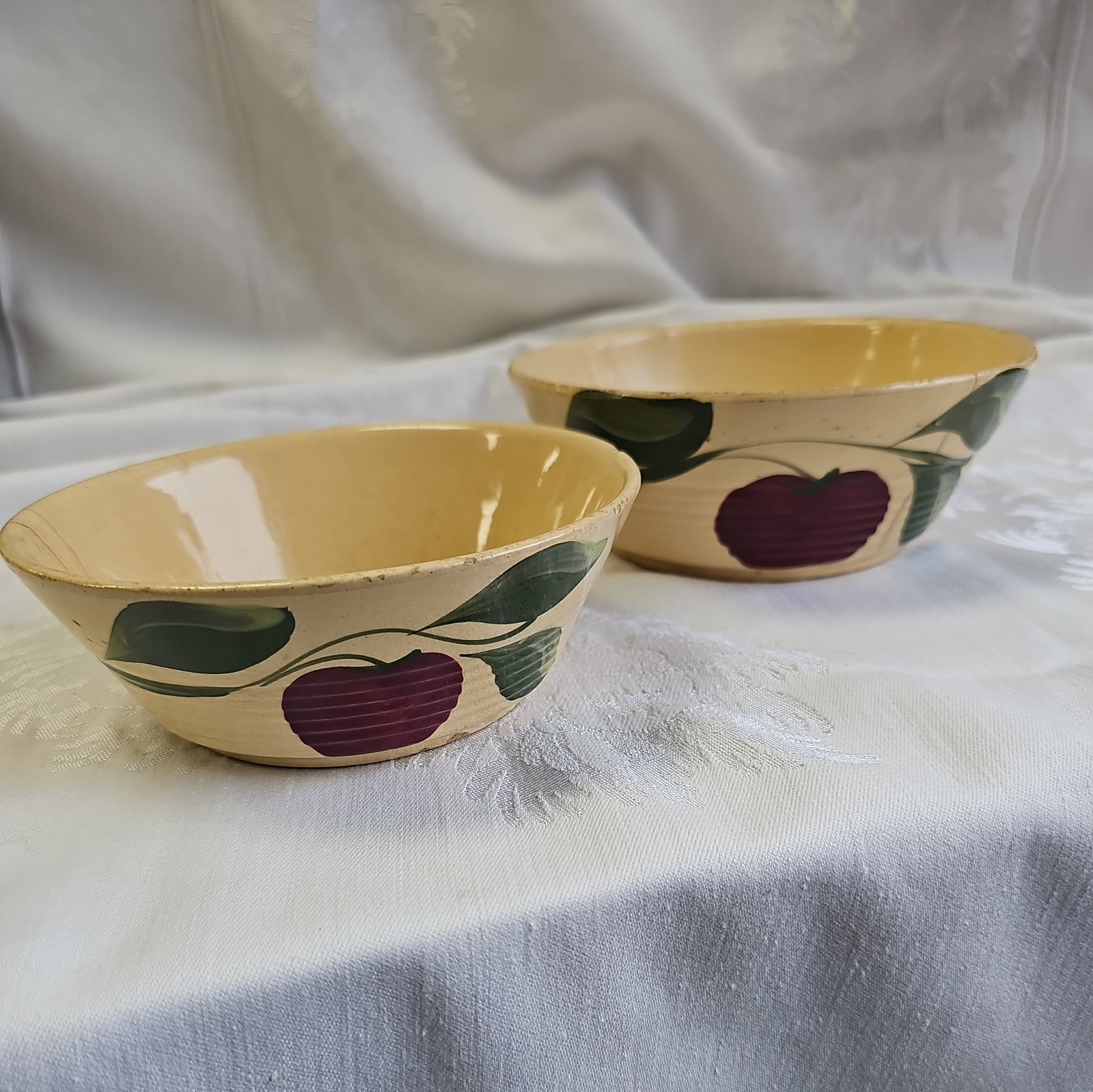 Vintage Pair Watt Oven Ware 3-Leaf Apple Bowls Moeller Produce Gladbrook Iowa