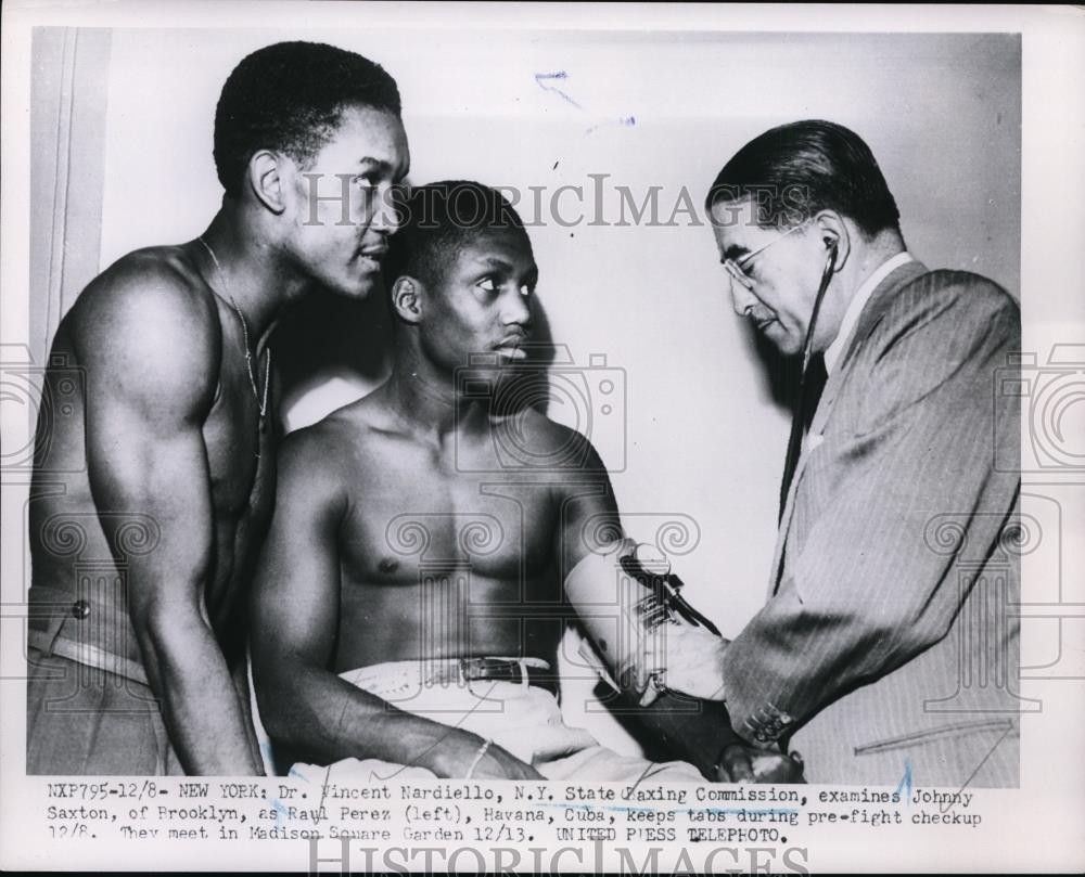 1952 Press Photo Dr Vincent Nardiello of NY checks Johnny Saxton, Raul Perez