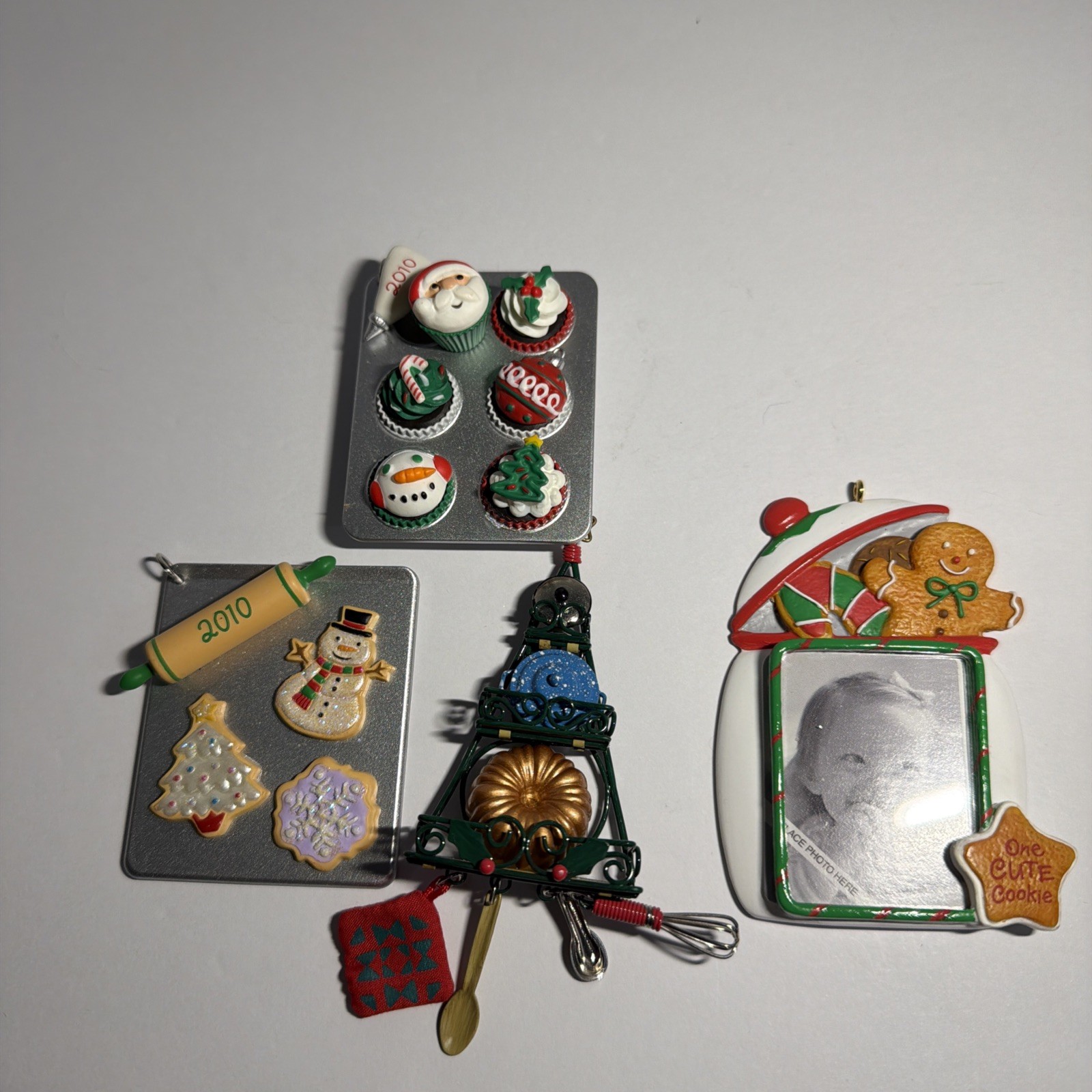 Hallmark 2010 Season’s Treatings Cupcakes Lot Of 2  Ornament + 2 2005 Ornaments