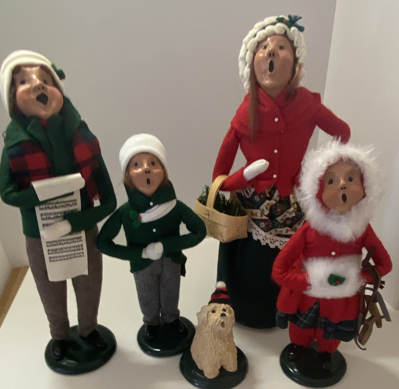 Vintage 1988 Byers Choice Carolers Lot of 5 Family Group with Singing Dog