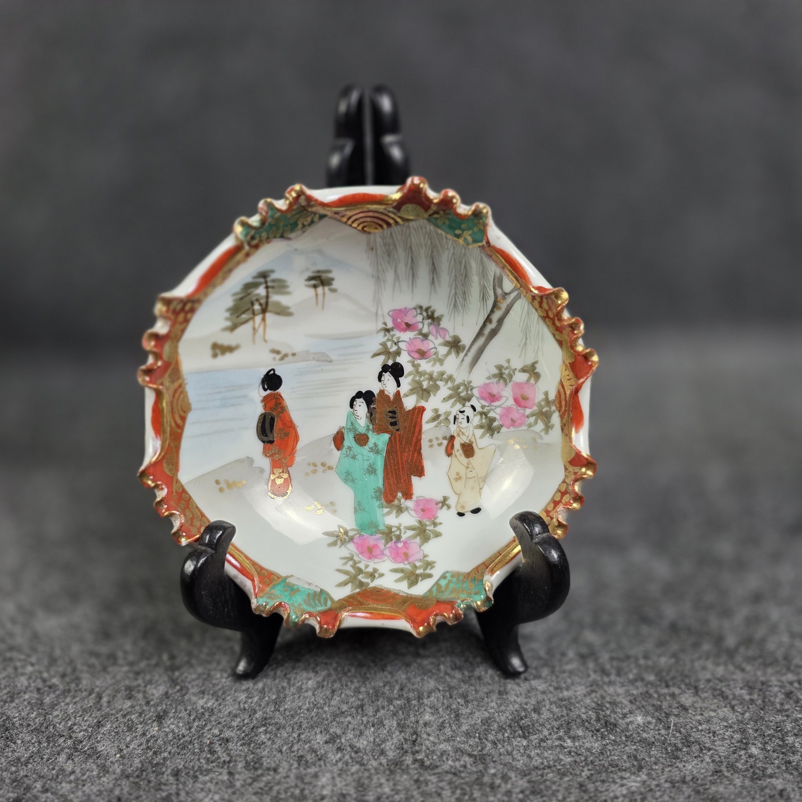 Vintage Japanese Satsuma Hand Painted Footed Dish Figures Gilt 5.5