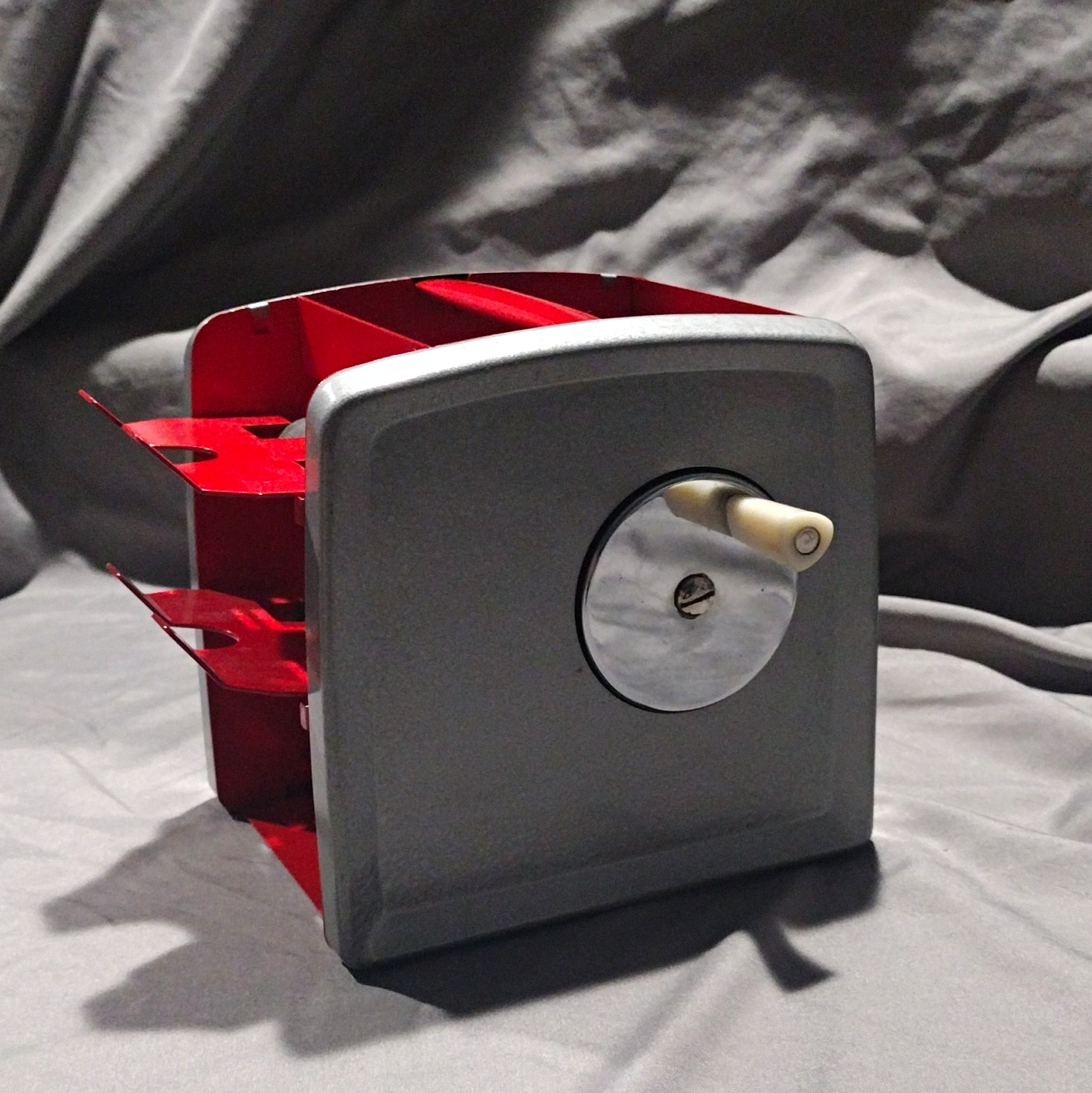 VINTAGE ARCO Manual Crank Metal Playing Card Shuffler Red/Silver Pats. Pending