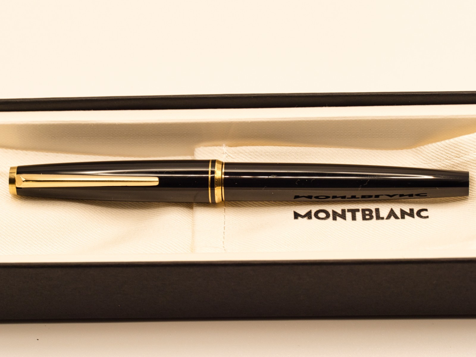 Montblanc 320PThe Montblanc No. 320 is a classic vintage foun Fountain Pen F nib