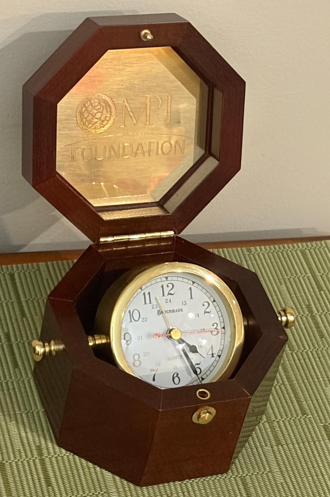 VINTAGE BENCHMARK GIMBALED CAPTAINS MARITIME DESK CLOCK IN WOOD PRESENTATION BOX