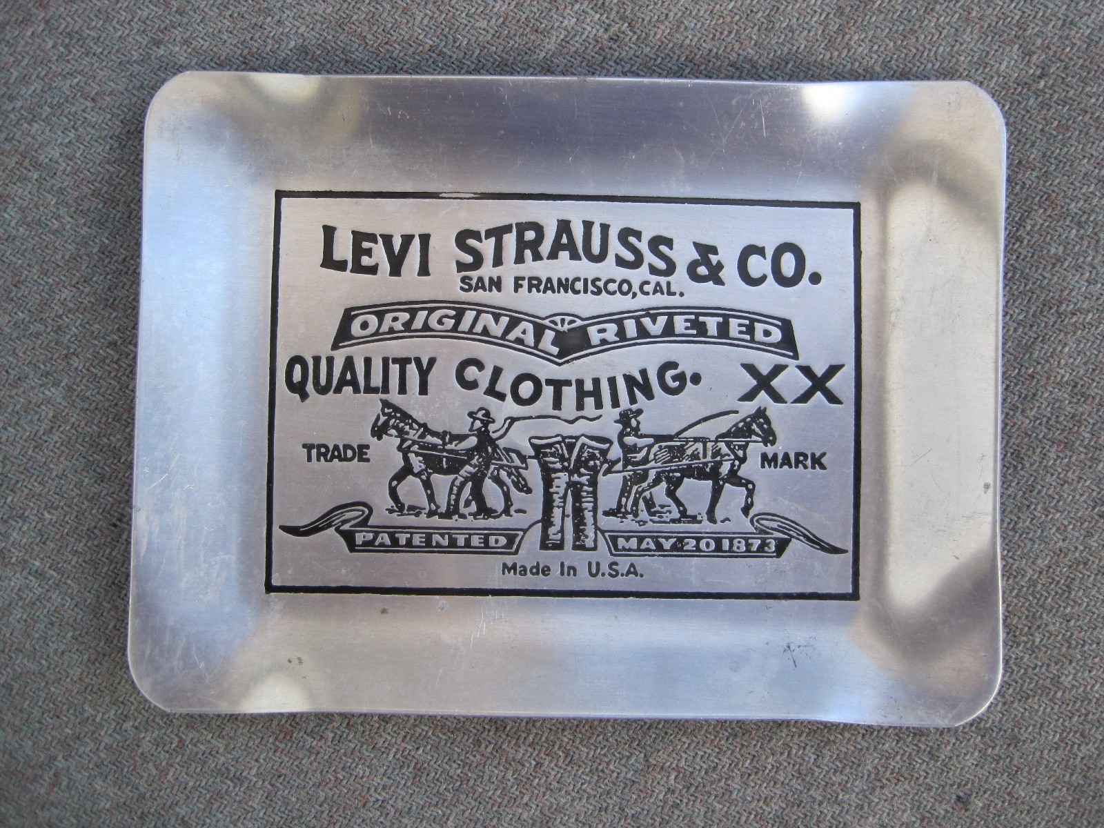 VINTAGE 1970s LEVI\'S STRAUSS ADVERTISING ALUMINUM METAL TRAY DENIM JEANS PROMO