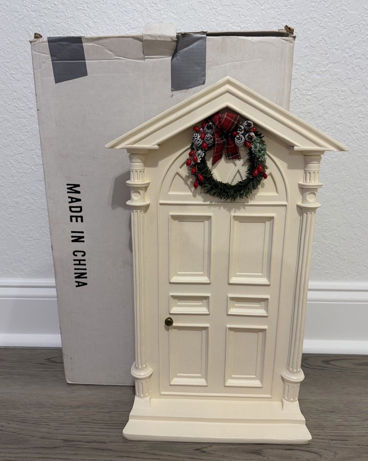 Byers Choice Ltd 1998 Vintage White Front Door with Christmas Wreath 20.5