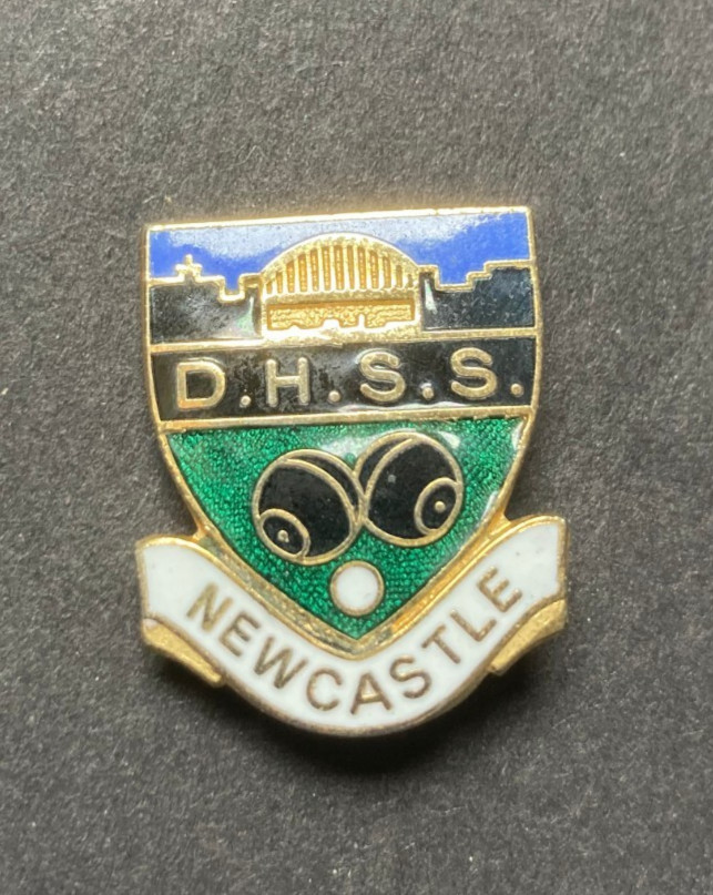 D.H.S.S. Newcastle Bowling Club Vintage Enamel Bowls Badge 01