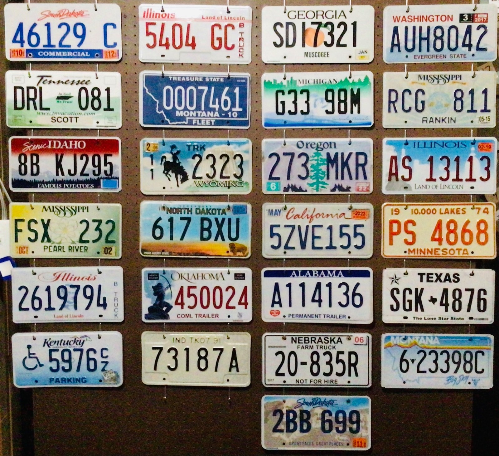 Large lot of 25 old colorful license plates - bulk - many states - low shipping