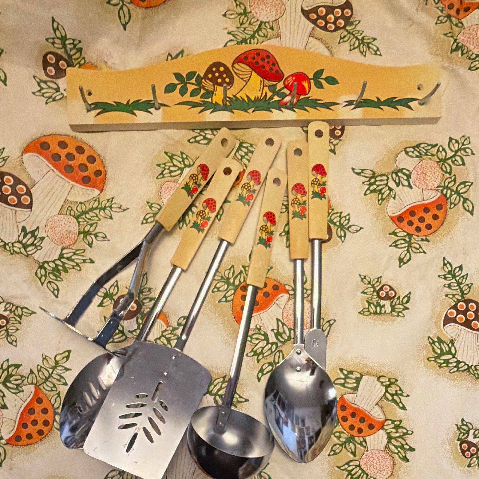 Sears Roebuck 1976 Mushroom Hanging Utensil Set 6pc w/ Rack Made in Japan