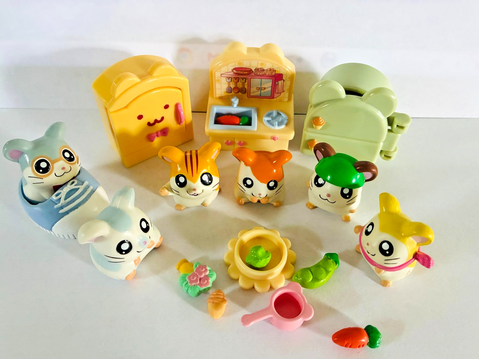 Vintage Epoch Hamtaro  Six Mini Ham Ham  Figures With 3  Playsets  2000 GUC