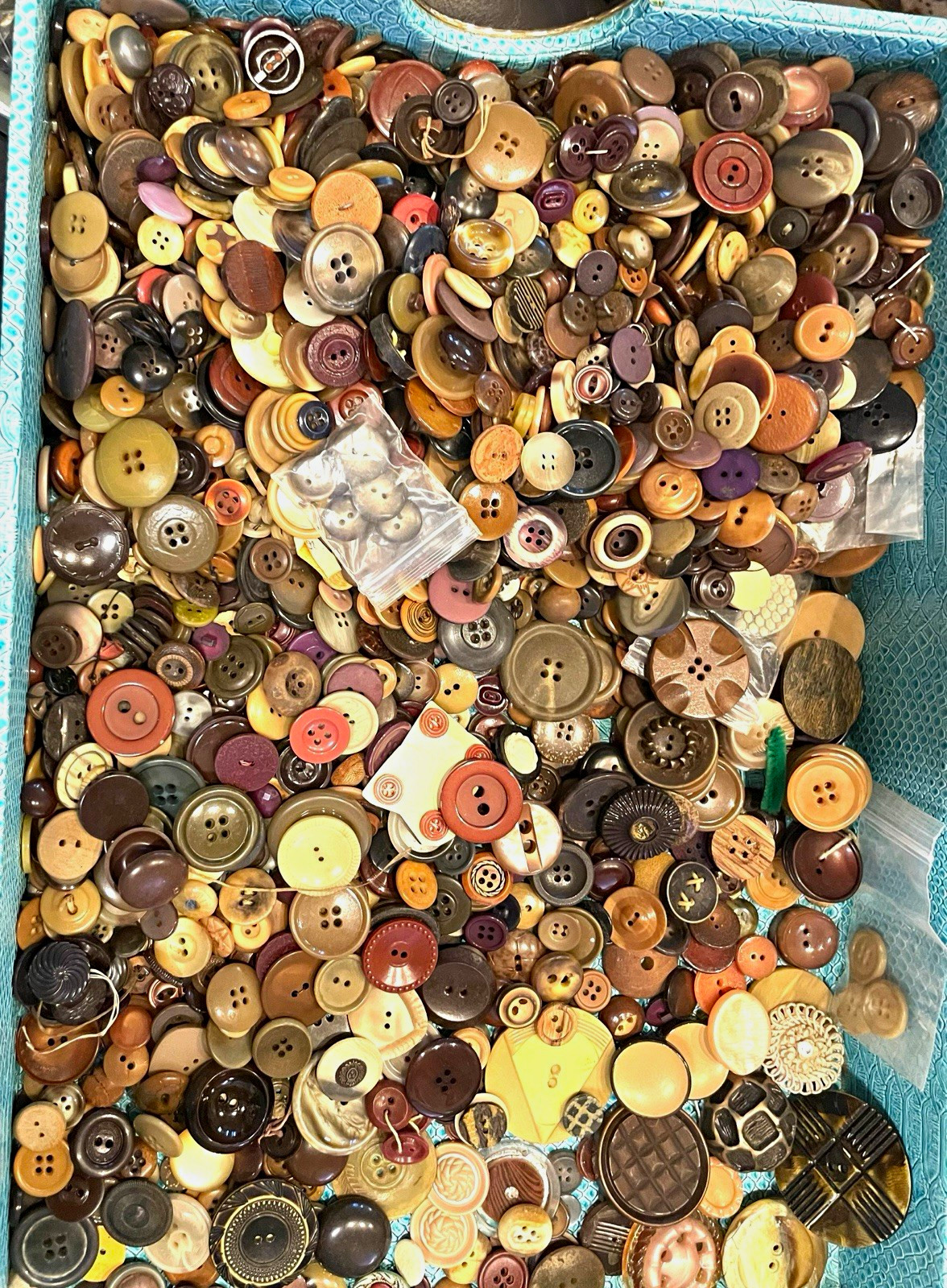 Lot Of Vintage & Antique Round Sewing Buttons 500+ Mixed Colors Browns/Tans 