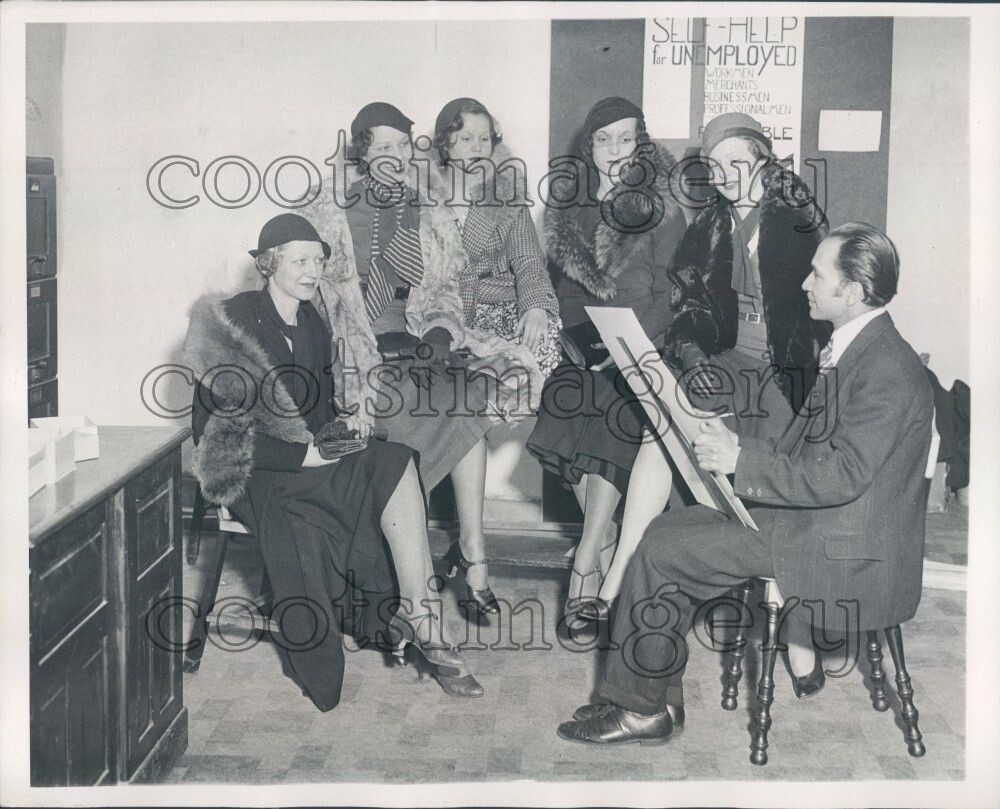 1933 Press Photo Great Depression Artist Paints 1930s Women Roxy Theatre
