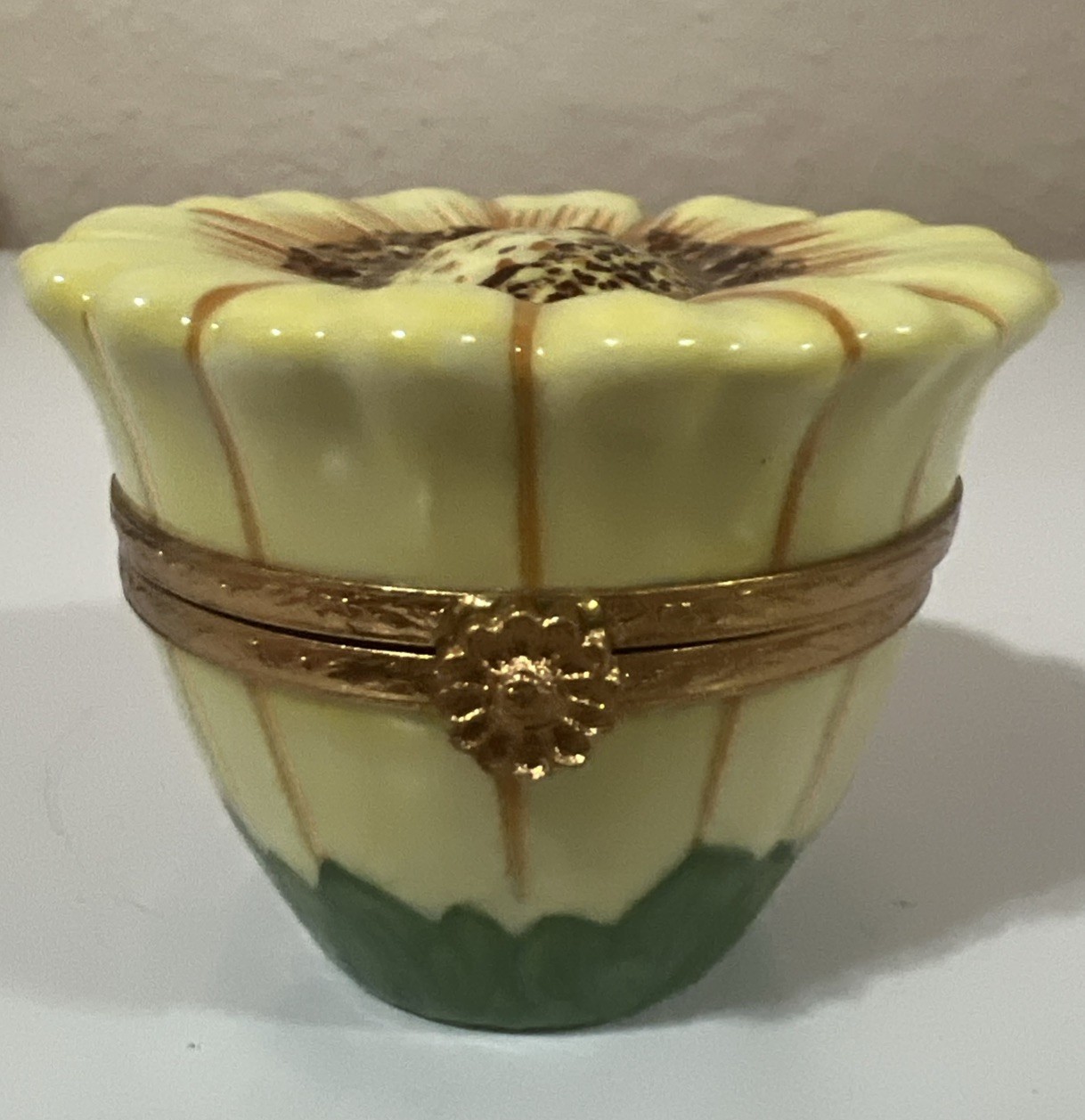 Artoria Limoges France (Peint main )Sunflower Porcelain Trinket Box No. 85